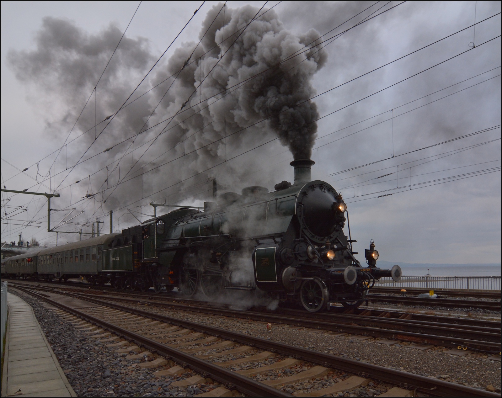 Mein erstes Tête-à-Tête mit der Schönen von der K.Bay.Sts.B.

Am leider für jede Bildqualität zu dunklen Samstagnachmittag fallen die dunklen Rauch- und Dampfwolken von 18 478 dennoch ins Gewicht. Lindau Bahndamm, Februar 2023.