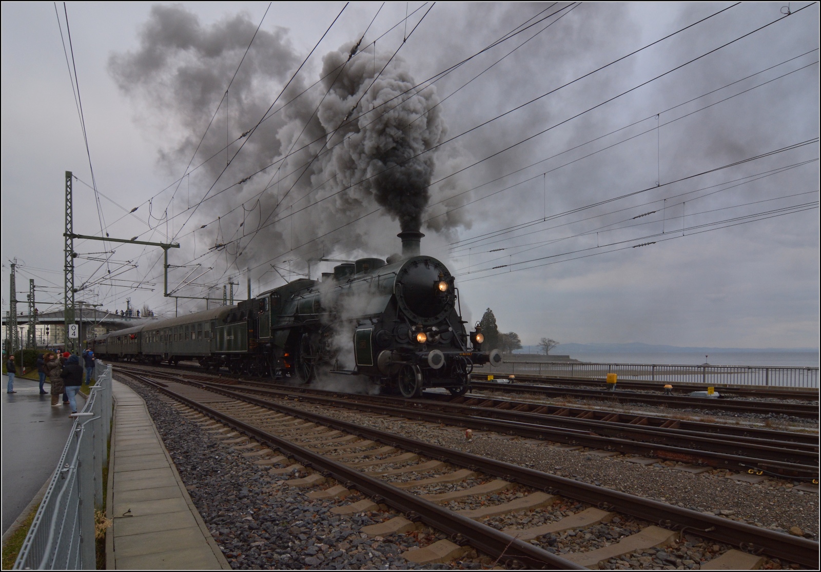 Mein erstes Tête-à-Tête mit der Schönen von der K.Bay.Sts.B.

18 478 hatte auch gleich die ganze Bucht noch vernebelt. Lindau Bahndamm, Februar 2023.