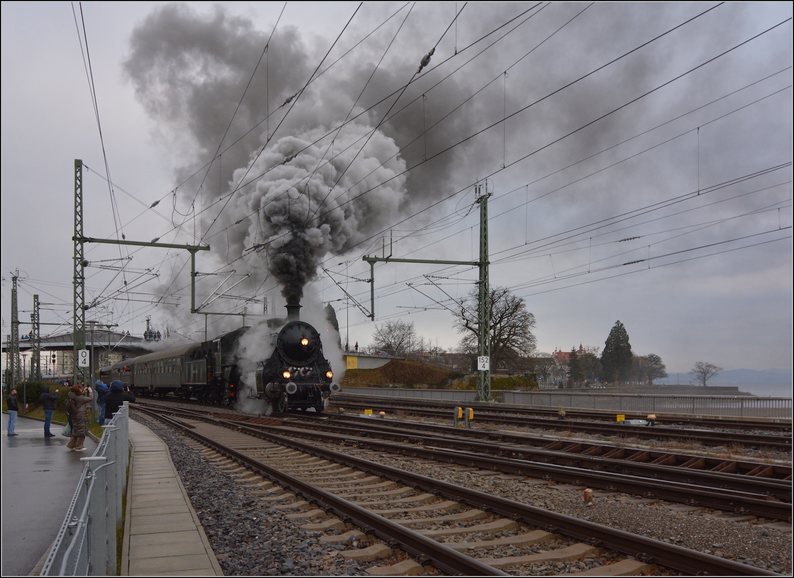 Mein erstes Tête-à-Tête mit der Schönen von der K.Bay.Sts.B.

Man meint, es ginge nicht mehr dunkelgrauer als der Himmel, 18 478 zeigt, dass man das noch steigern kann. Lindau Bahndamm, Februar 2023.