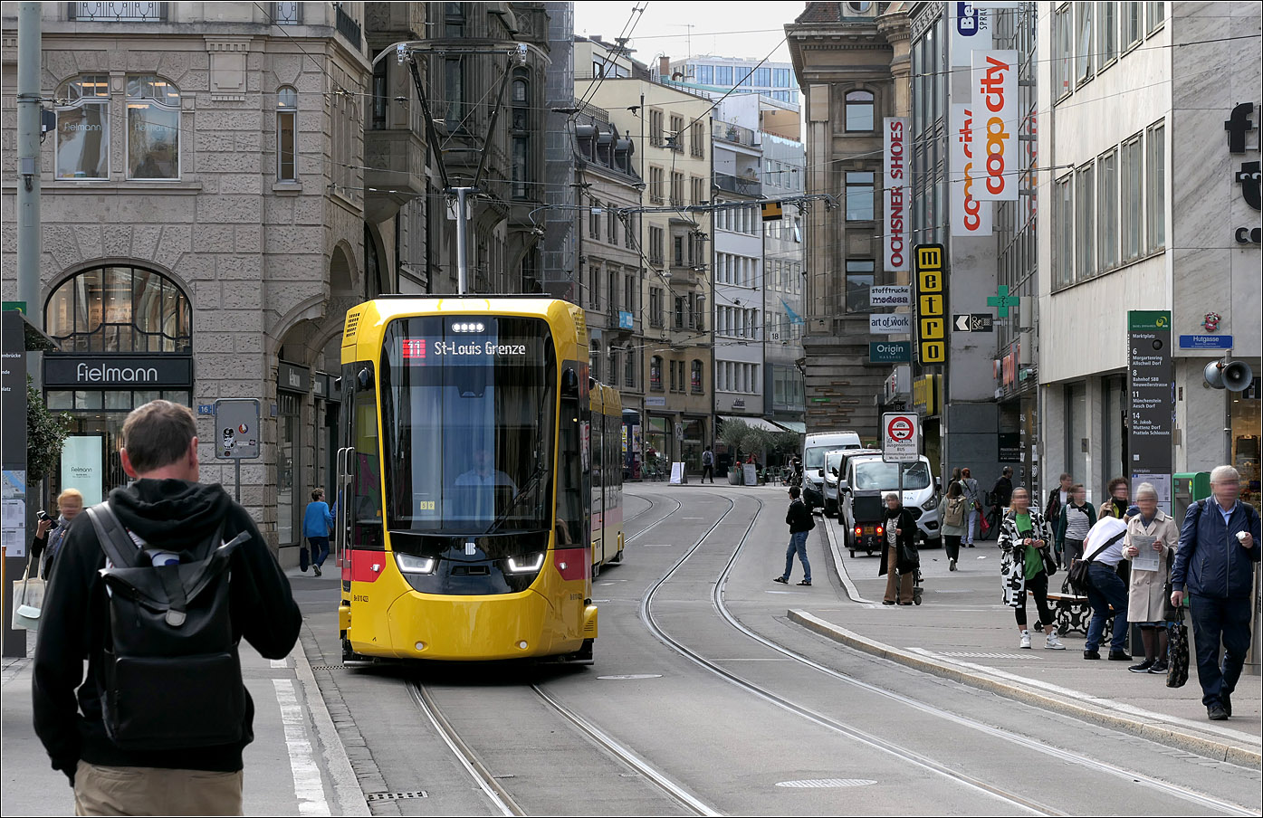 Meine erste Begegnung -

... mit einer Stadler Tina Straßenbahn überhaupt. Tina Straßenbahnen fahren auch in Darmstadt, Halle und Rostock und auch Den Haag und Gera haben sich dafür entschieden. Während die BLT-Bahn nur vorne und hinten Drehgestelle hat, sind die Tinas der anderen Städte reine Drehgestell-Fahrzeuge.

Hier erreicht BLT Tina 4223 den Basler Marktplatz.

17.09.2025 (M)