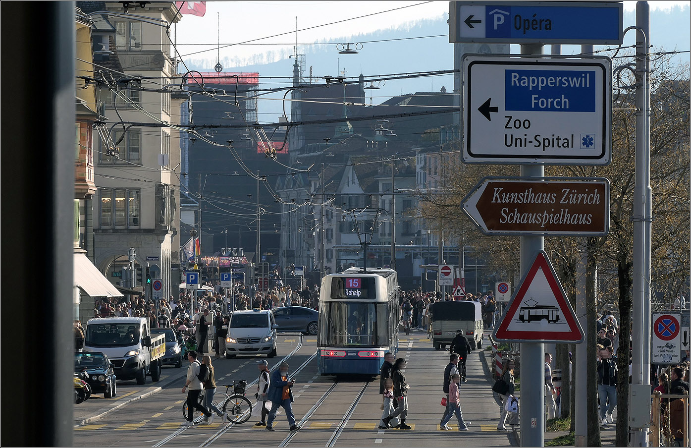 Menschen, Autos und eine Flexity Tram - 

... auf dem Limmatquai in Zürich. Vermutlich waren so viele Menschen aufgrund einer vorangegangenen Demonstration unterwegs. Gesehen von der Haltestelle Central aus.

08.03.2025 (M)

