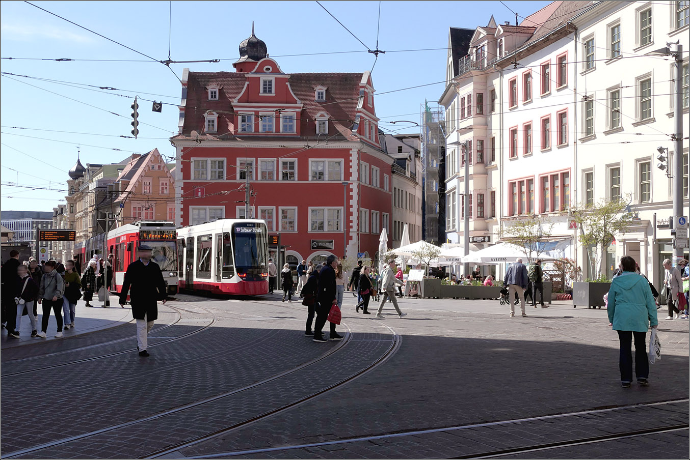 Menschen und Stra�enbahnen - 

... in der Innenstadt von Halle am Gleisdreick am Marktplatz. Wie keine anderes Verkehrsmittel tr�gt die Stra�enbahn zur Urbanit�t bei. Jede Stadt mit oberirdischen Stra�enbahnstrecken durch die Innenst�dte kann sich gl�cklich sch�tzen.

22.04.2026 (M)