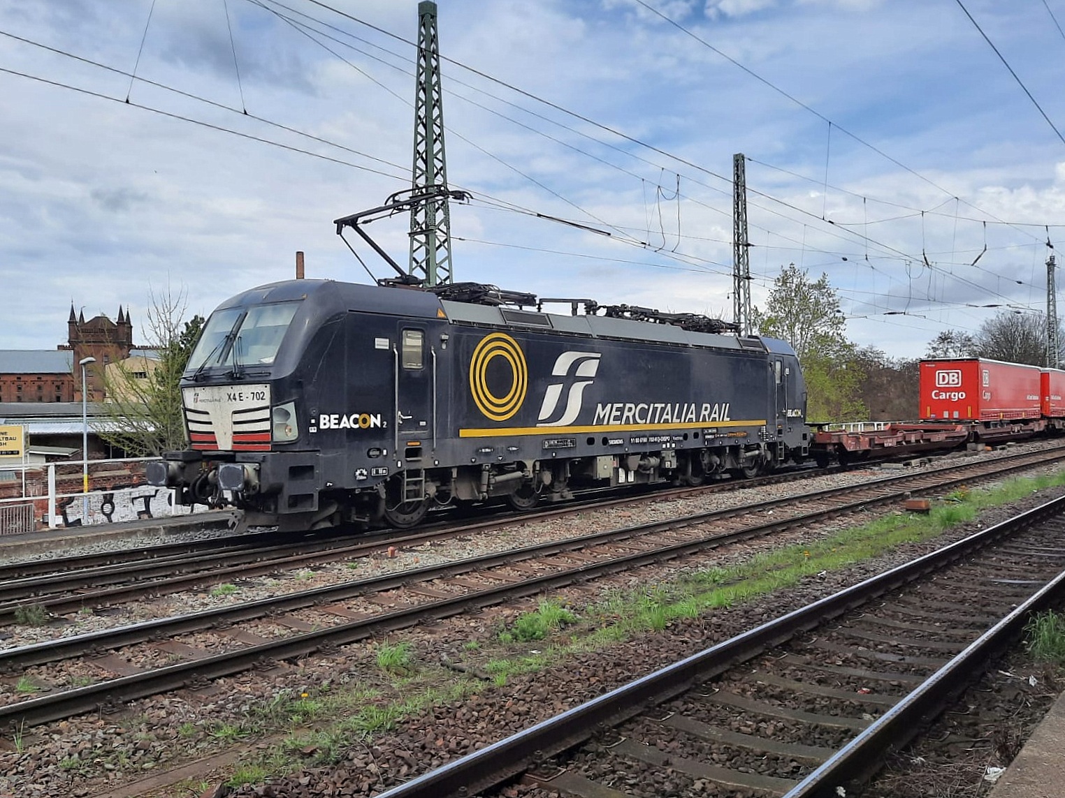 Mercitalia Rail 193 702 mit DB Cargo-KLV Richtung Hauptbahnhof, am 05.04.2024 in Magdeburg-Neustadt.