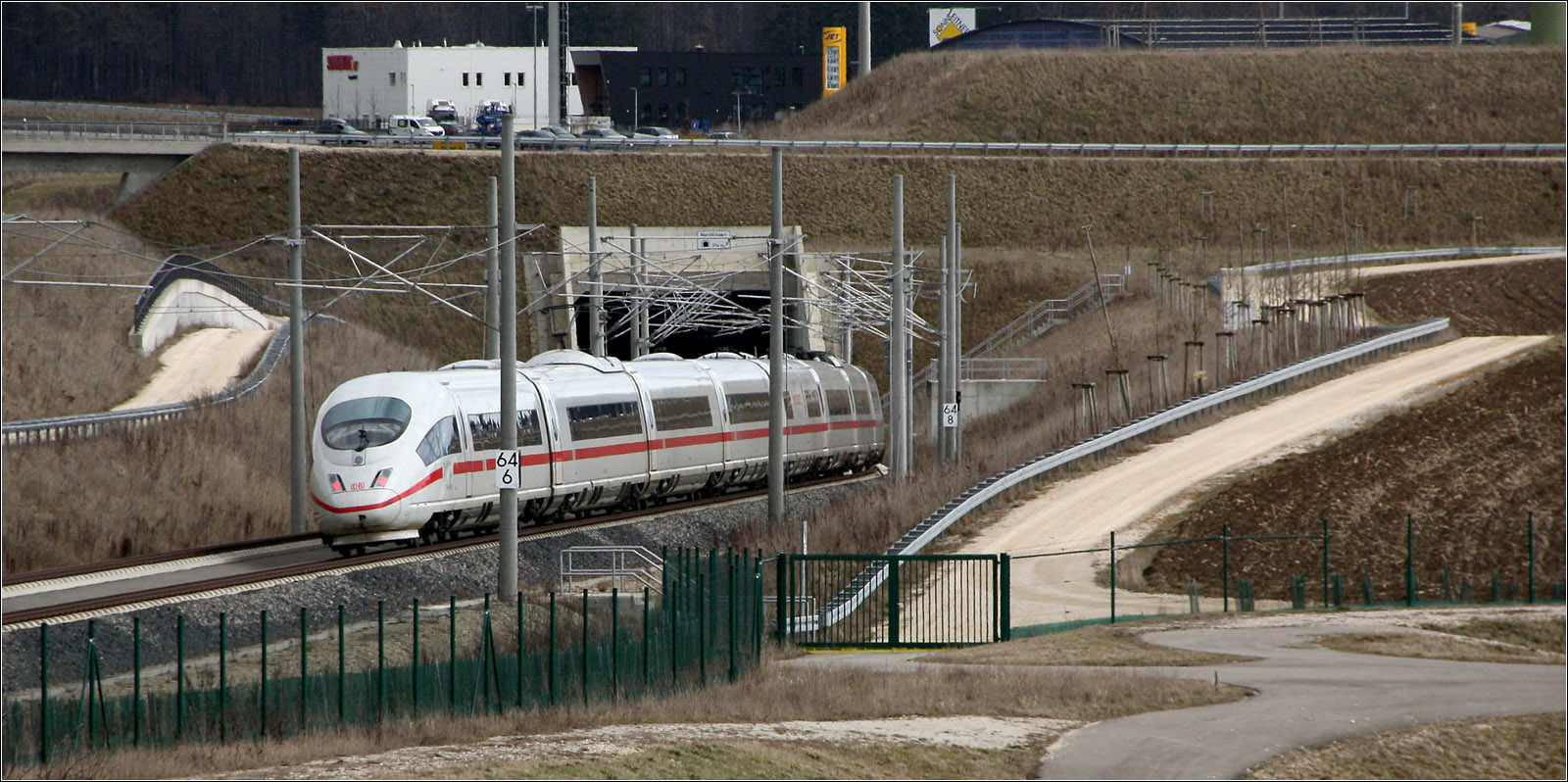 Merklinger Tunnel, Westportal - 

Ein ICE 3 erreicht in Bogenfahrt das Westportal des Merklinger Tunnels.

15.03.2023 (M)