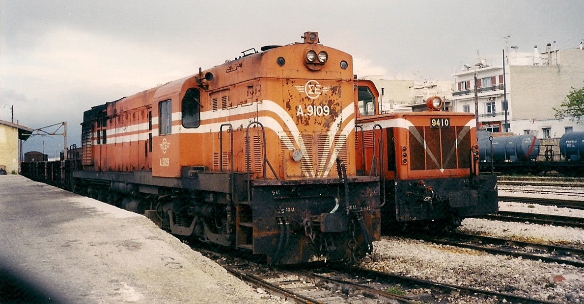 Meterspur diesel-elektrische Lok der Baureihe A9109 (ALCO) neben der Meterspur dieselhydraulischer Lok der Baureihe A9410 (MITSUBISHI) der OSE (Griechische Staatsbahn) in Korinthos Bahnhof, 2002.