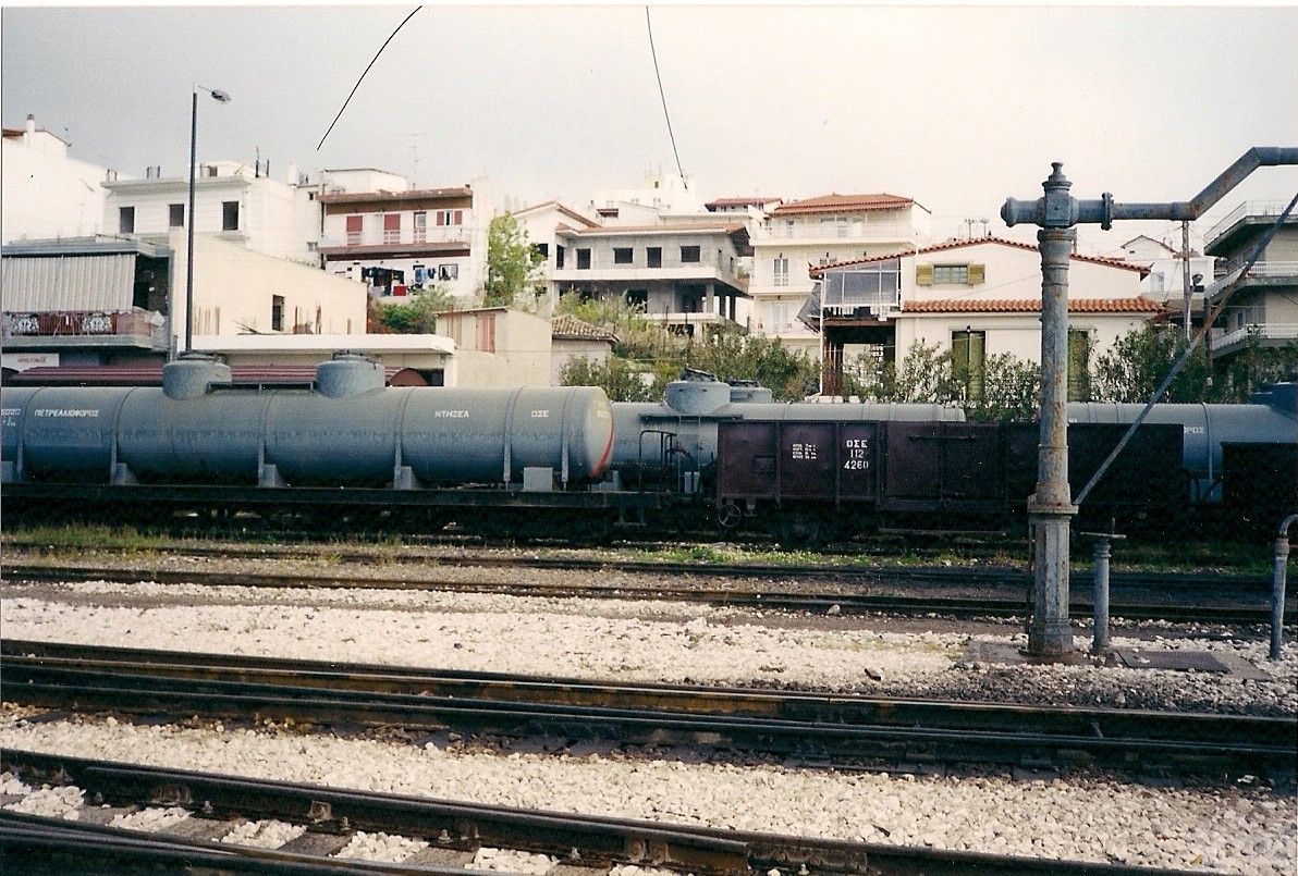 Meterspur Kesselwagen der Gattung Z (P16 auf Griechischer Bezeichnung) gekuppelt mit dem Hochbordwagen der Gattung E (I12 auf Griechischer Bezeichnung) in Korinthos Bahnhof 2002.