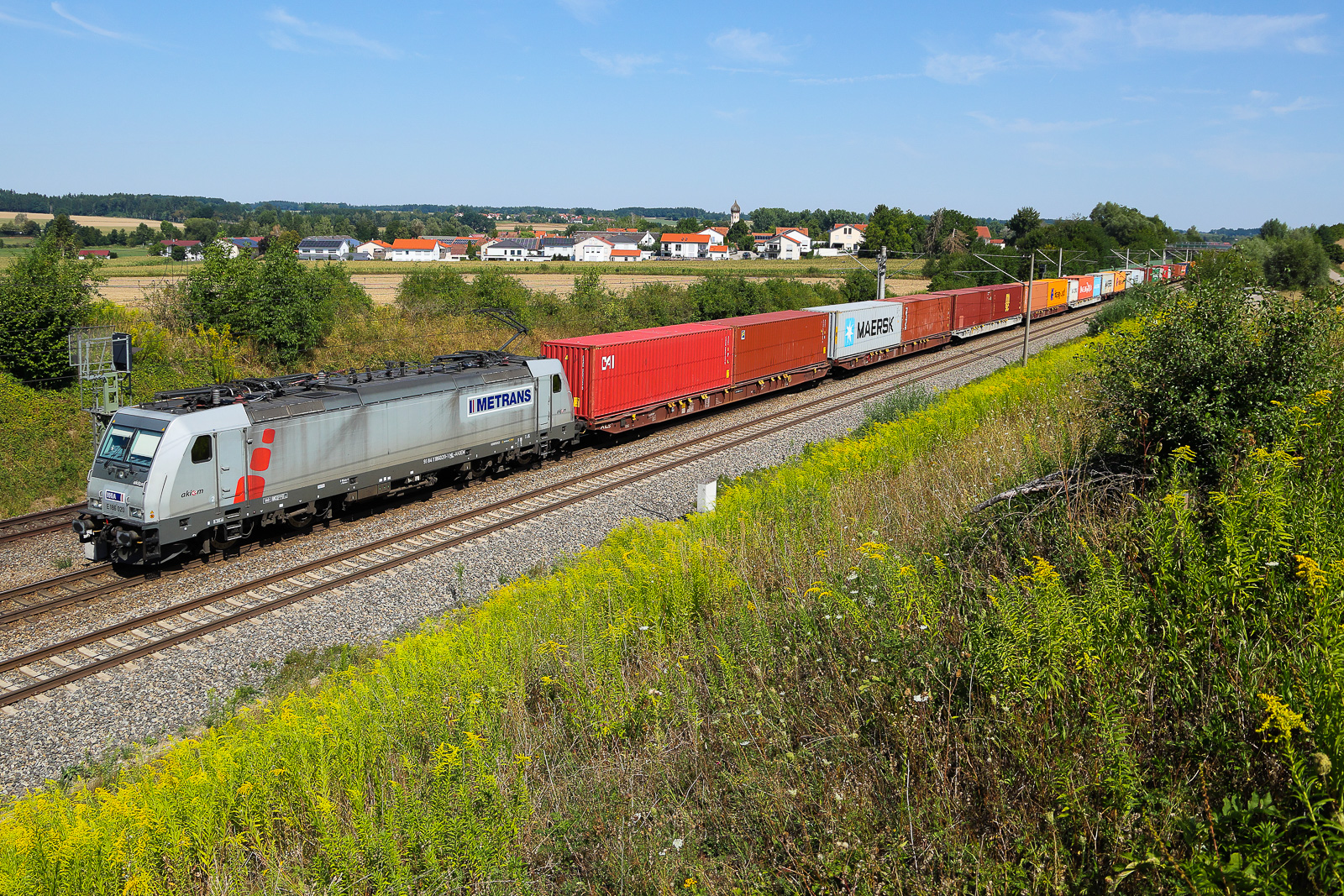 Metrans 186 020 NL mit Containern am Hacken am 11 August 2026 bei Vierkirchen.