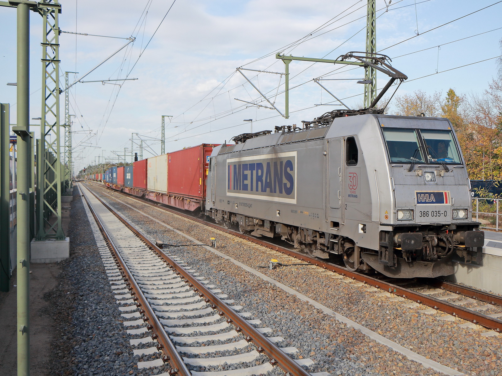 METRANS Rail s.r.o., Praha (CZ) mit 386 035-0 (NVR-Nummer: 91 54 7386 035-0 CZ-MT) und einem Containerzug am 28. Oktober bei der Durchfahrt durch den Wünsdorf-Waldstadt. 
