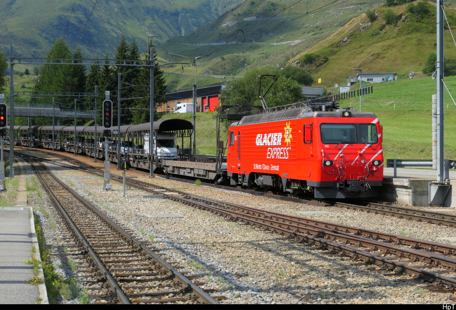 MGB - HGe 4/4 105 mit Autozug im Bahnhof Realp am 29.07.2026