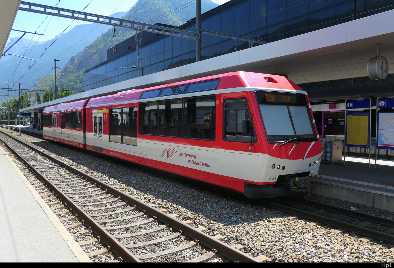 MGB - Steuerwagen 1+2 Kl. ABt abgestellt im Bhf. Visp am 20.07.2026