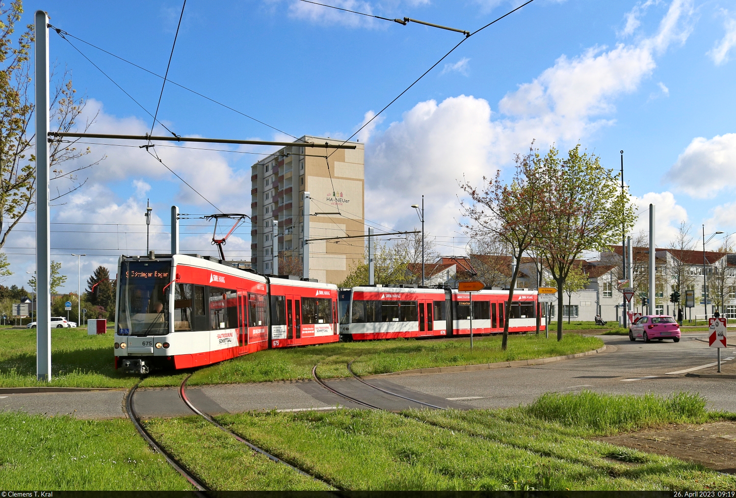 MGT-K (Bombardier Flexity Classic), Wagen 675 und 676, queren den Kreisel am Göttinger Bogen in Halle (Saale).

🧰 Hallesche Verkehrs-AG (HAVAG)
🚋 Linie 9 Hauptbahnhof–Göttinger Bogen
🕓 26.4.2023 | 9:19 Uhr