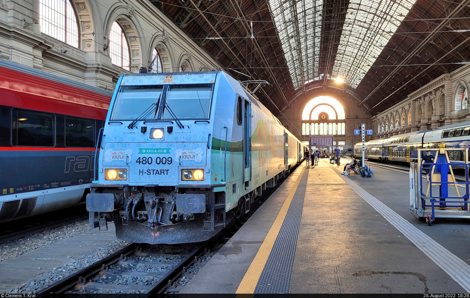 Mit der Abendsonne im Rücken steht 480 009-4 auf Gleis 8 des Startbahnhofs Budapest-Keleti pu (HU) bereit. Sie wirbt, wenn ich richtig liege, für einen kindgerechten Reiseführer für Ungarn.

🧰 MÁV
🚝 IC 188  Hernád Intercity  Budapest-Keleti pu (HU)–Košice (SK)
🕓 28.8.2022 | 18:28 Uhr
