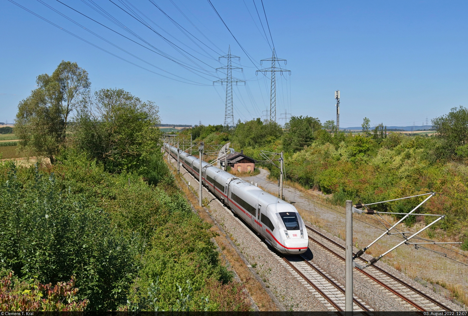 Mit bewegenden Frauen fährt der als  Female ICE  bezeichnete Tz 9046 (812 046-1) bei Markgröningen auf die Landeshauptstadt Stuttgart zu.
Aufgenommen von einer Straßenbrücke.

🧰 DB Fernverkehr
🚝 ICE 515 (Linie 42) Hamburg-Altona–München Hbf [+10]
🕓 3.8.2022 | 12:07 Uhr