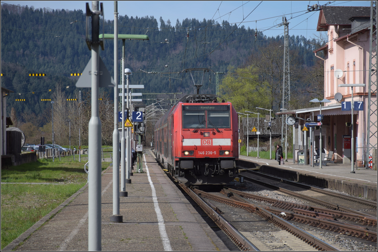 Mit Blick auf den ehemals größeren Bahnhofsbereich von Biberach. Geschlossener Bahnsteigübergang für den Schwarzwaldbahnzug mit 146 236. Und wie könntes es nach DB-Manier anderes sein, ein Sichtanschluss auf den soeben abgefahrenen Zug nach Oberharmersbach. März 2024.

Allerdings muss man zur Ehrenrettung im gleichen Atemzug auch sagen, der Zug passierte zuvor eine Baustelle unter rollendem Rad. Die sind durch die in der Mehdornzeit überall ausgebauten Weichen nicht mehr so leicht handhabbar. 

Und so geht ein deutliches Lob an den Chef der DB Infrago, der endlich wieder den Mut hat, mit Fahrgästen, statt ohne Beförderungsfälle zu planen. Noch vor einem Jahr hätte man hier kundenfeindlich Bus fahren müssen. Folge wäre eine Stunde Zeitverlust für alle Beförderungsfälle gewesen...
