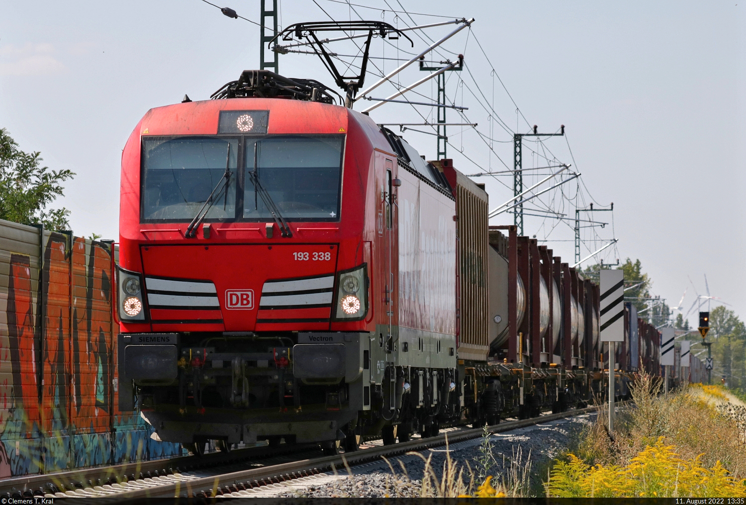 Mit Containern der Bertschi AG wurde 193 338-1  #DBCargofährt  auf dem Verbindungsgleis in Halle Rosengarten Richtung Halle-Ammendorf gesehen.
Die Aufnahme entstand vom Bahnsteig 1 des Haltepunkts.

🧰 DB Cargo
🕓 11.8.2022 | 13:35 Uhr