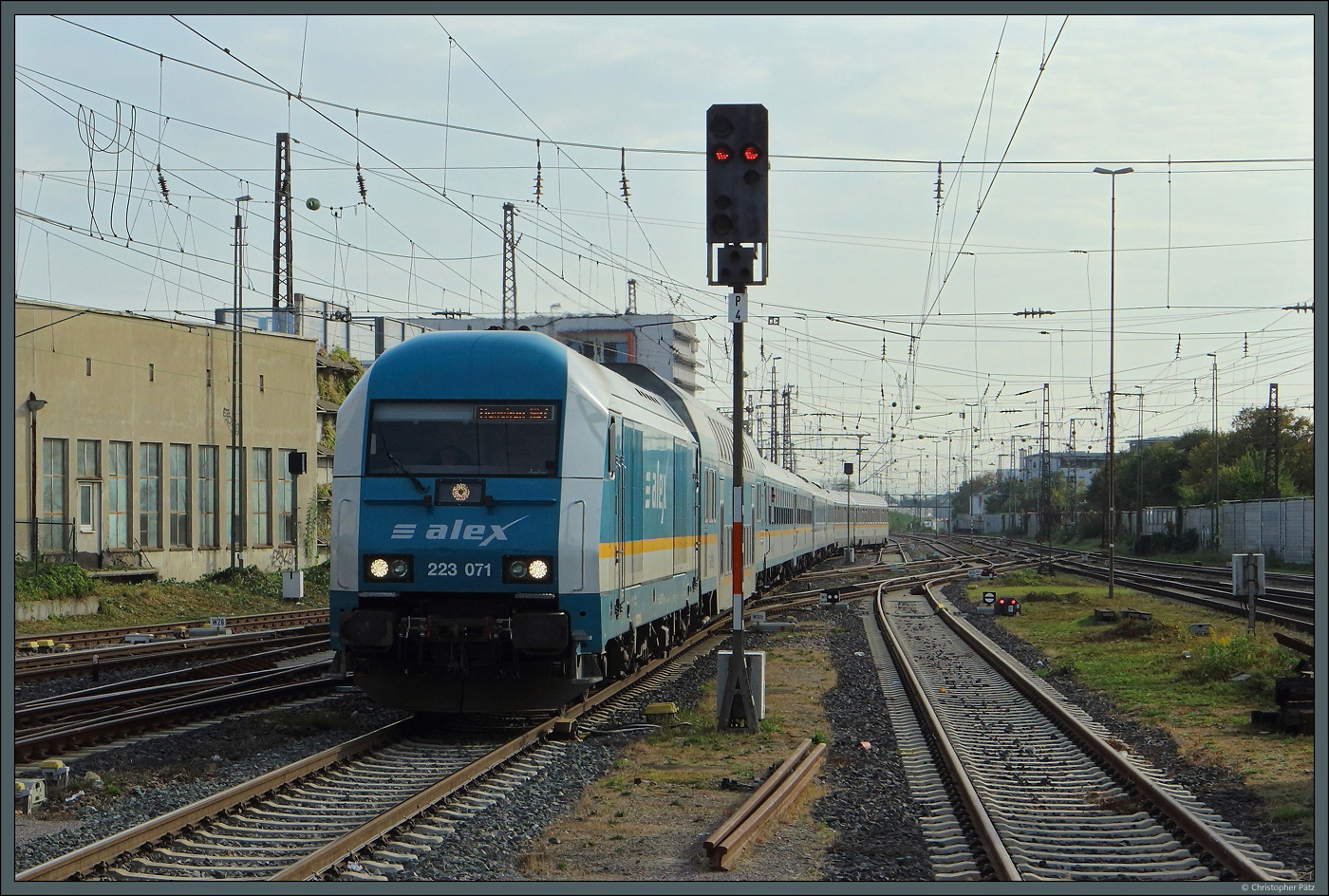 Mit dem Alex nach München Hbf fährt 223 071 am 10.10.2023 in Regensburg Hbf ein. In Regensburg erfolgt der Lokwechsel auf elektrische Traktion.