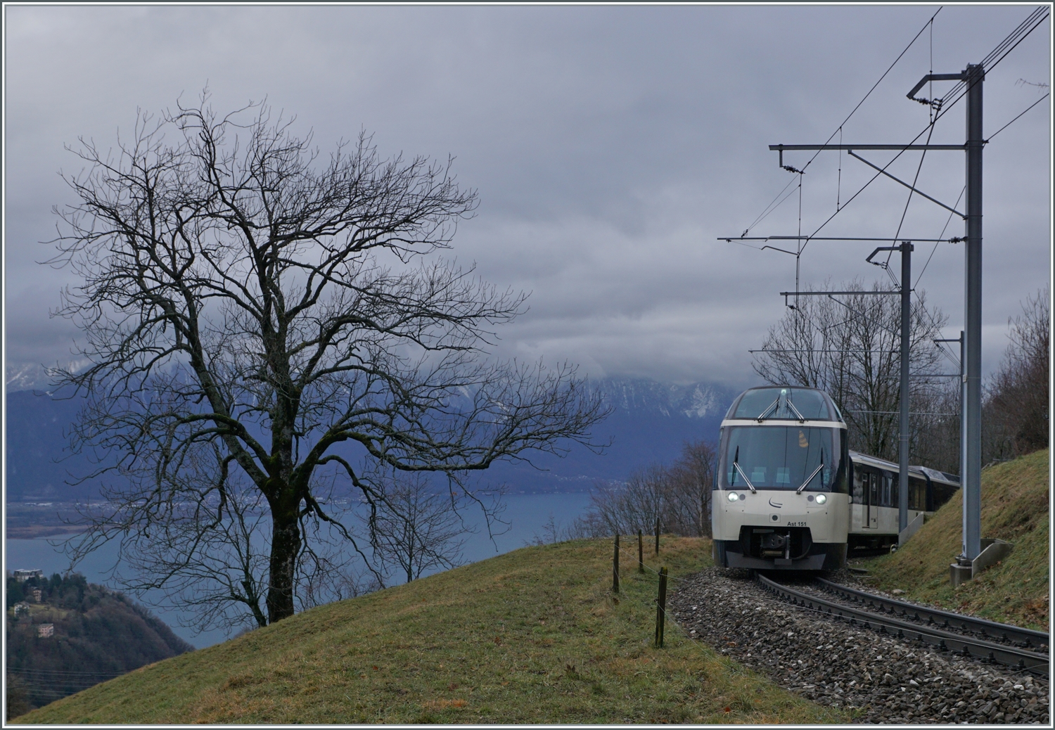 Mit dem Ast 151 an der Spitze erreicht der MOB Regionalzug 2218 von Montreux nach Zweisimmen in Kürze Les Avants. 

6. Januar 2024