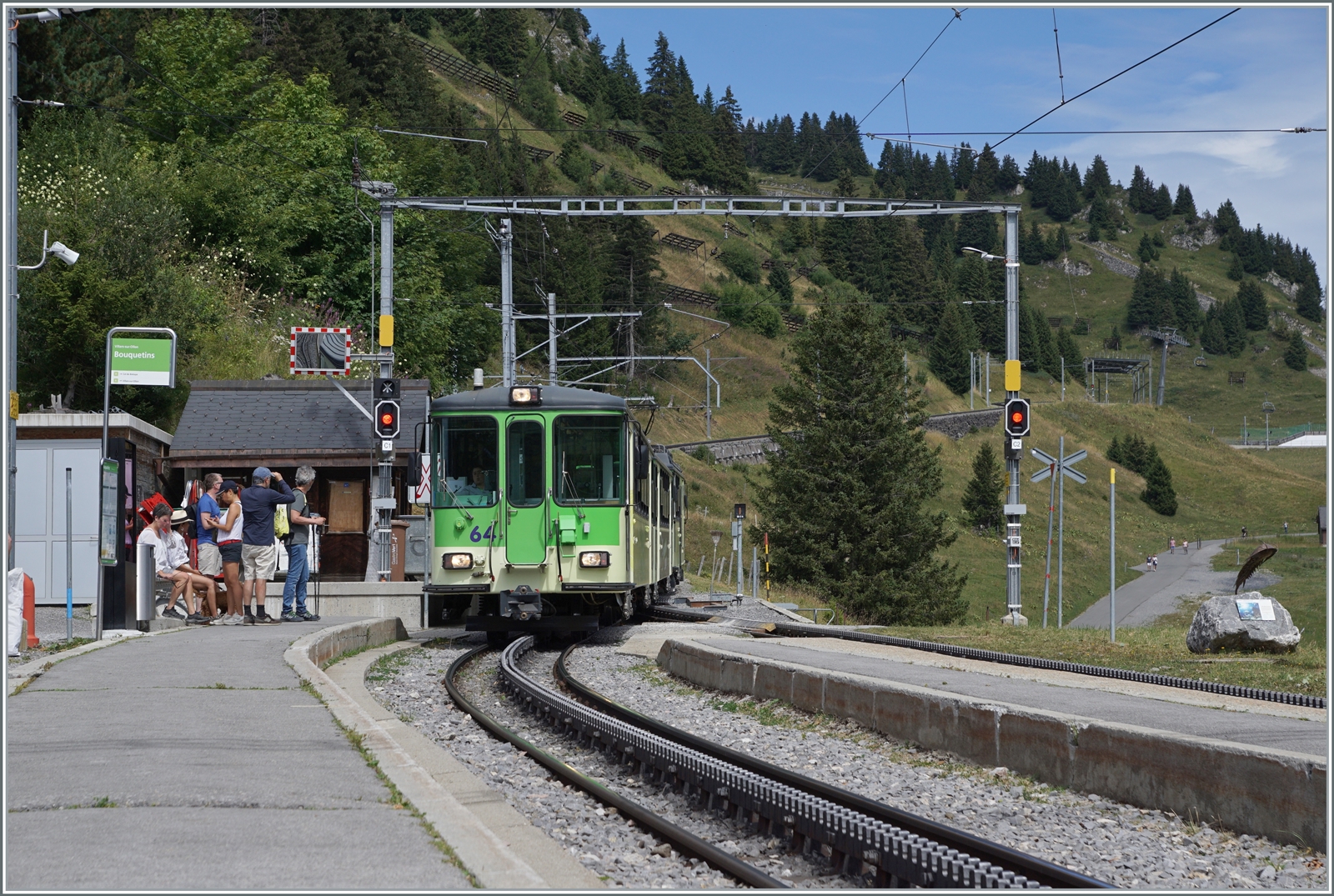 Mit dem Bt 64 an der Spitze erreicht ein BVB Regionalzug von Col-de-Bretaye nach Villars sur Ollon de Bahnhof Bouquetin.

19. August 2023