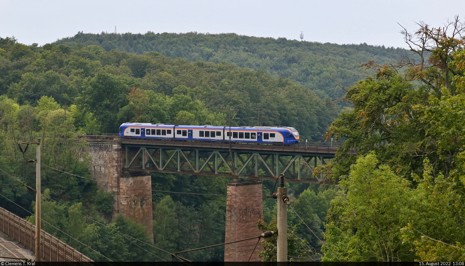 Mit dem Fahrrad von Kassel nach Halle (Saale) | Tag 1 Kassel–Witzenhausen

Nach ein paar Irrwegen ging es aus Kassel raus und immer dem malerischen Fulda-Radweg entlang. Erster richtiger Unterwegshalt sind die beiden Bahnbrücken über die Fulda bei Kragenhof.
Je nach Fotostandort kommen die Motive meist auf der jeweils anderen Brücke vorbei. So auch dieser unerkannt gebliebene 427 148-2 (Stadler FLIRT).

🧰 cantus Verkehrsgesellschaft mbH
🚝 RB 24017 (RB83) Göttingen–Kassel Hbf [+5]
🕓 15.8.2022 | 13:08 Uhr