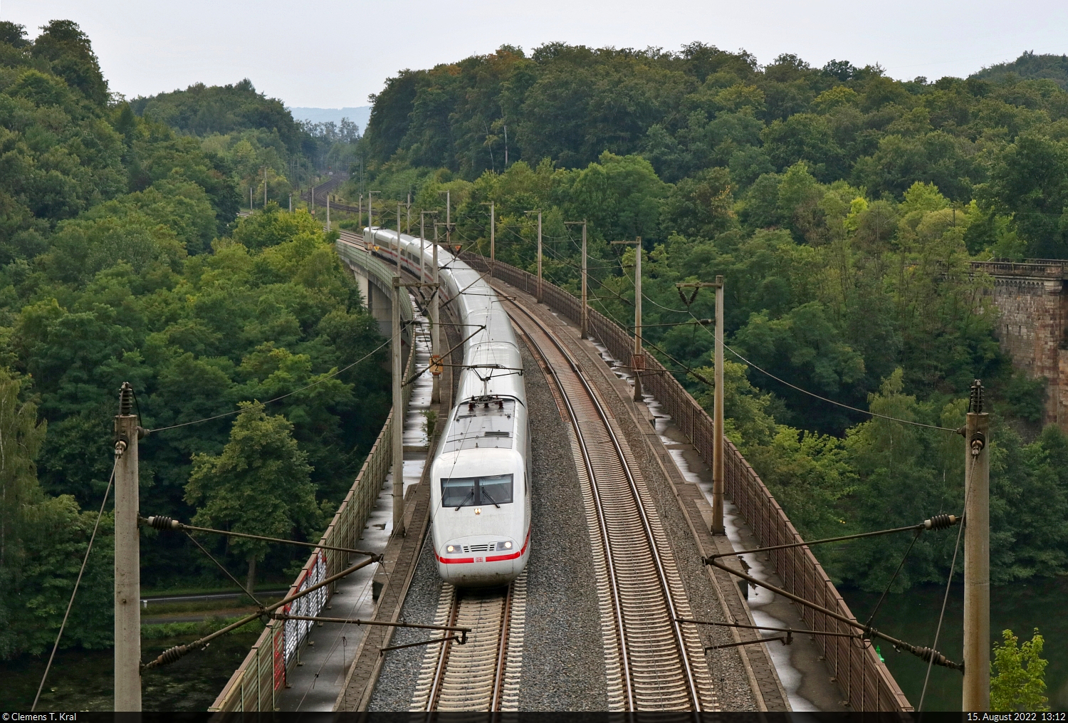 Mit dem Fahrrad von Kassel nach Halle (Saale) | Tag 1 Kassel–Witzenhausen

Ein verkürzter 401 rauscht bei Kragenhof über die Fulda Richtung Göttingen. Wohin die Reise ging, ist nicht bekannt.

🧰 DB Fernverkehr
🕓 15.8.2022 | 13:12 Uhr