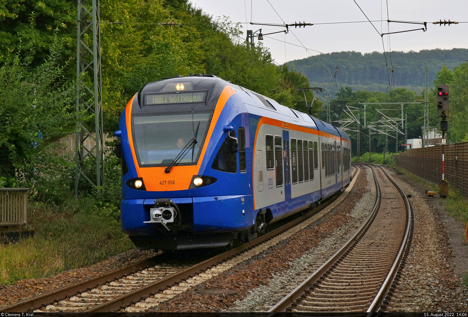 Mit dem Fahrrad von Kassel nach Halle (Saale) | Tag 1 Kassel–Witzenhausen

427 147-4 (427 056 | Stadler FLIRT) trifft bei einsetzendem Regen im Bahnhof Speele ein.
Aufgenommen am Ende des Bahnsteigs 2.

🧰 cantus Verkehrsgesellschaft mbH
🚝 RB 24018 (RB83) Kassel Hbf–Göttingen [+5]
🕓 15.8.2022 | 14:06 Uhr