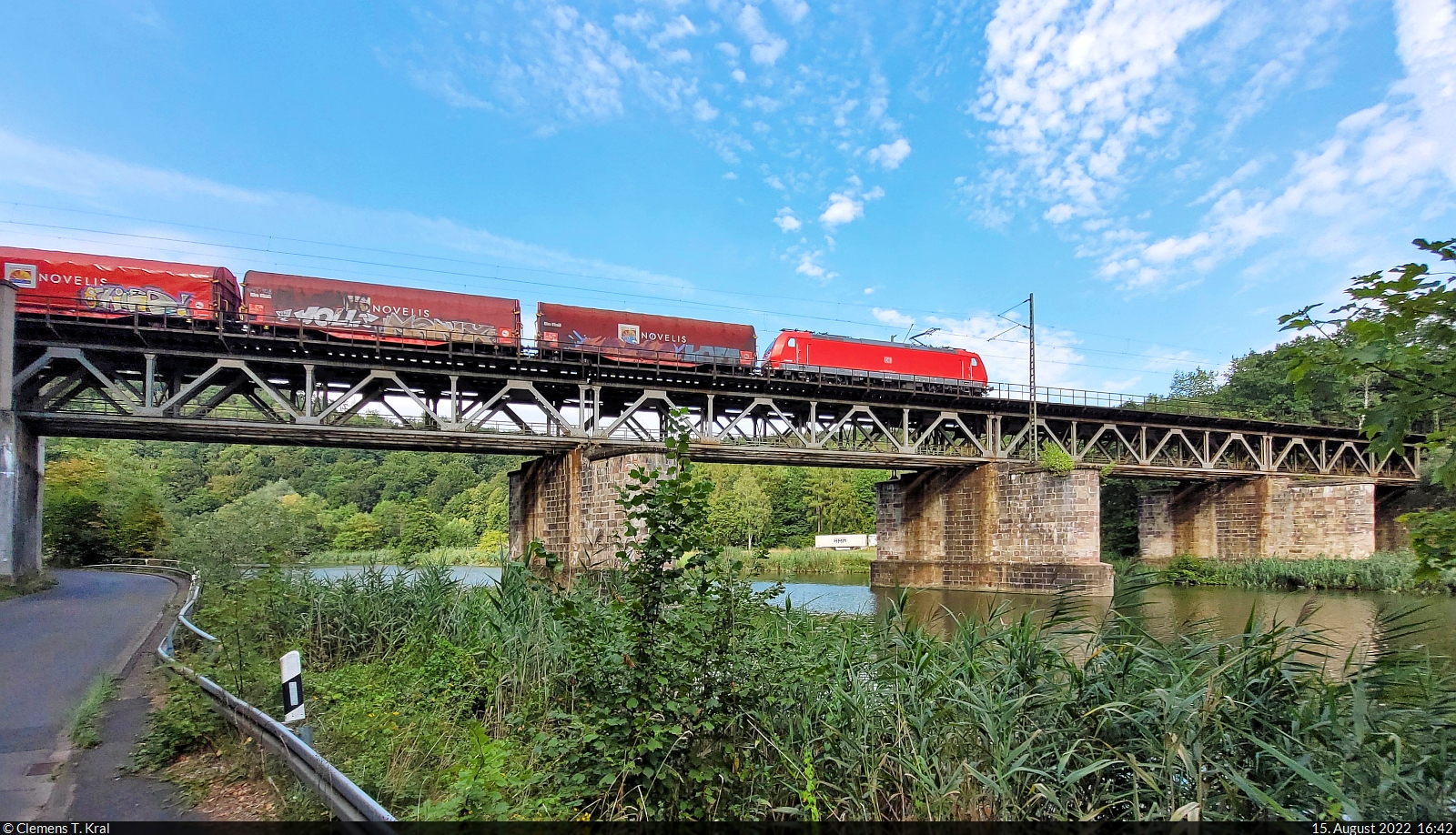 Mit dem Fahrrad von Kassel nach Halle (Saale) | Tag 1 Kassel–Witzenhausen
Strecken-km: 188,0

Ein womöglich nach Göttingen fahrender Novelis-Aluminiumzug quert mit einer 185 die Werra bei Hann. Münden-Laubach.

🧰 DB Cargo
🕓 15.8.2022 | 16:42 Uhr