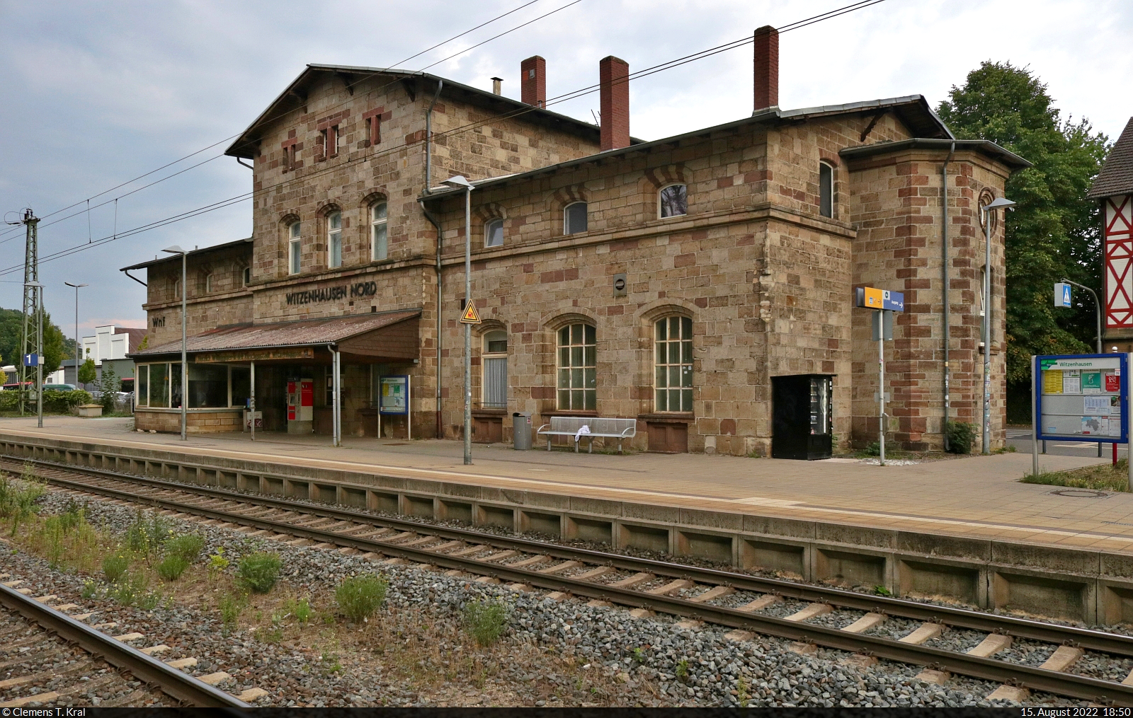 Mit dem Fahrrad von Kassel nach Halle (Saale) | Tag 1 Kassel–Witzenhausen
Strecken-km: 175,6

 Kommt ein Reisender nach Witzenhausen... 
Der  Aufstieg  zum Bahnhof Witzenhausen Nord war anstrengender als gedacht – schließlich liegt er in deutlich höherer Lage als die Kernstadt. Einen weiteren Bahnhof hat Witzenhausen (abgesehen von Gertenbach) nicht, dennoch wird er als Nordbahnhof betitelt, weil er am äußersten Stadtrand liegt. Bis 1973 gab es noch einen Bahnhof Witzenhausen Süd an der Gelstertalbahn zwischen Eichenberg und Großalmerode.
Nach der Ankunft lohnt ein Blick auf das Empfangsgebäude. Bald geht es wieder in den Stadtkern zurück: einkaufen, ab auf den Campingplatz und noch gemütlich etwas essen. Doch zunächst noch ein paar Bahnfotos...

🕓 15.8.2022 | 18:50 Uhr