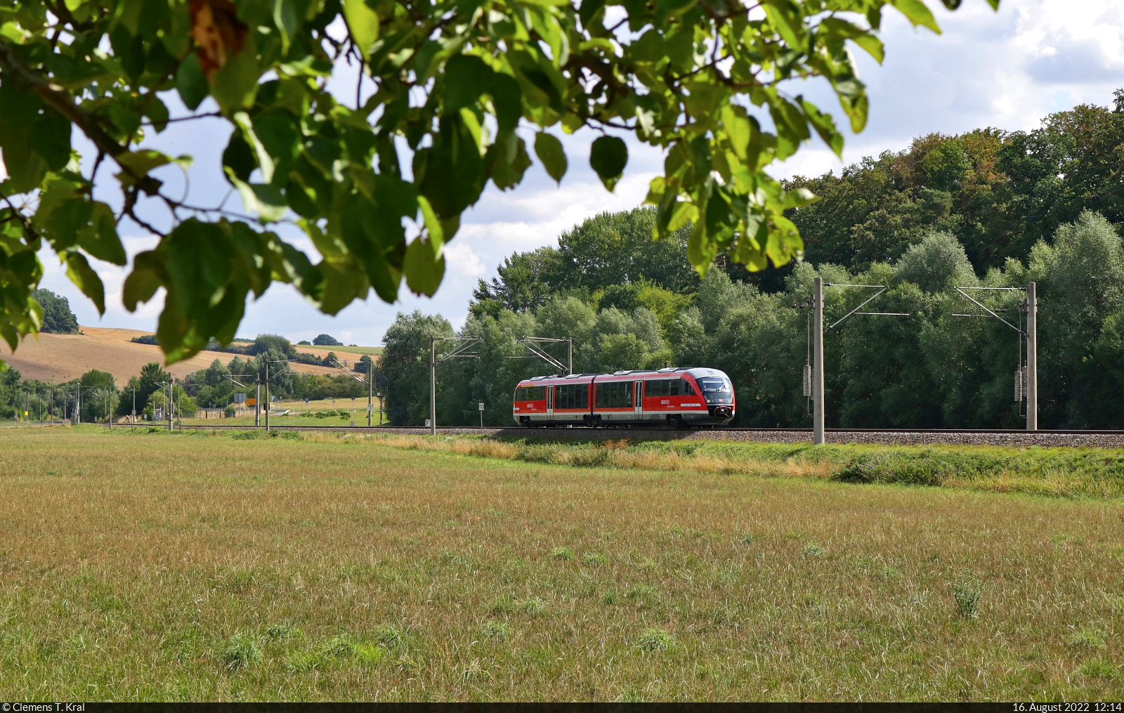 Mit dem Fahrrad von Kassel nach Halle (Saale) | Tag 2 Witzenhausen–Gernrode-Niederorschel
Strecken-km: 163,4

Der Leine-Heide-Fernradweg zwischen Arenshausen und Heilbad Heiligenstadt ist der wohl landschaftlich reizvollste Abschnitt für Motive entlang der Strecke. So fügte sich bei Hessenau (Marth) etwas Blattwerk von einem Baum am Wegesrand ein, als 642 072-2 (Siemens Desiro Classic) vorbeigerollt kommt.
Auf der anderen Streckenseite hätten sich noch bessere Fotos ergeben, aber dafür reichte die Zeit leider nicht mehr.

🧰 Nordthüringenbahn (DB Regio Südost)
🚝 RE 16256 (RE2) Erfurt Hbf–Kassel-Wilhelmshöhe
🕓 16.8.2022 | 12:14 Uhr