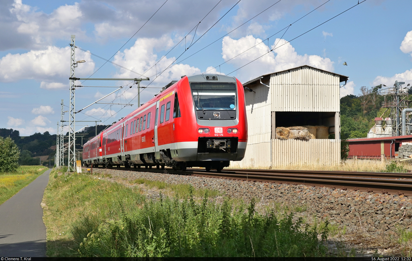 Mit dem Fahrrad von Kassel nach Halle (Saale) | Tag 2 Witzenhausen–Gernrode-Niederorschel
Strecken-km: 160,0

Zwischen Arenshausen und Heilbad Heiligenstadt hätte man einen ganzen Tag verbringen – so viele reizvolle Motive hätten sich ergeben. Nun ist zeitplanbedingt leider schon Uder erreicht. Weitere Züge kamen seit dem letzten Stopp bei Hessenau (Marth) auch nicht, obwohl der Radweg immer parallel zur Strecke verläuft.
Im letzten Moment konnte am Hp Uder aber noch 612 176-7 (Bombardier RegioSwinger) und ein weiterer, unerkannter Triebzug mit der Kamera abgefangen werden.

🧰 DB Regio Südost
🚝 RE 3661 (RE1) Göttingen–Erfurt Hbf
🕓 16.8.2022 | 12:32 Uhr