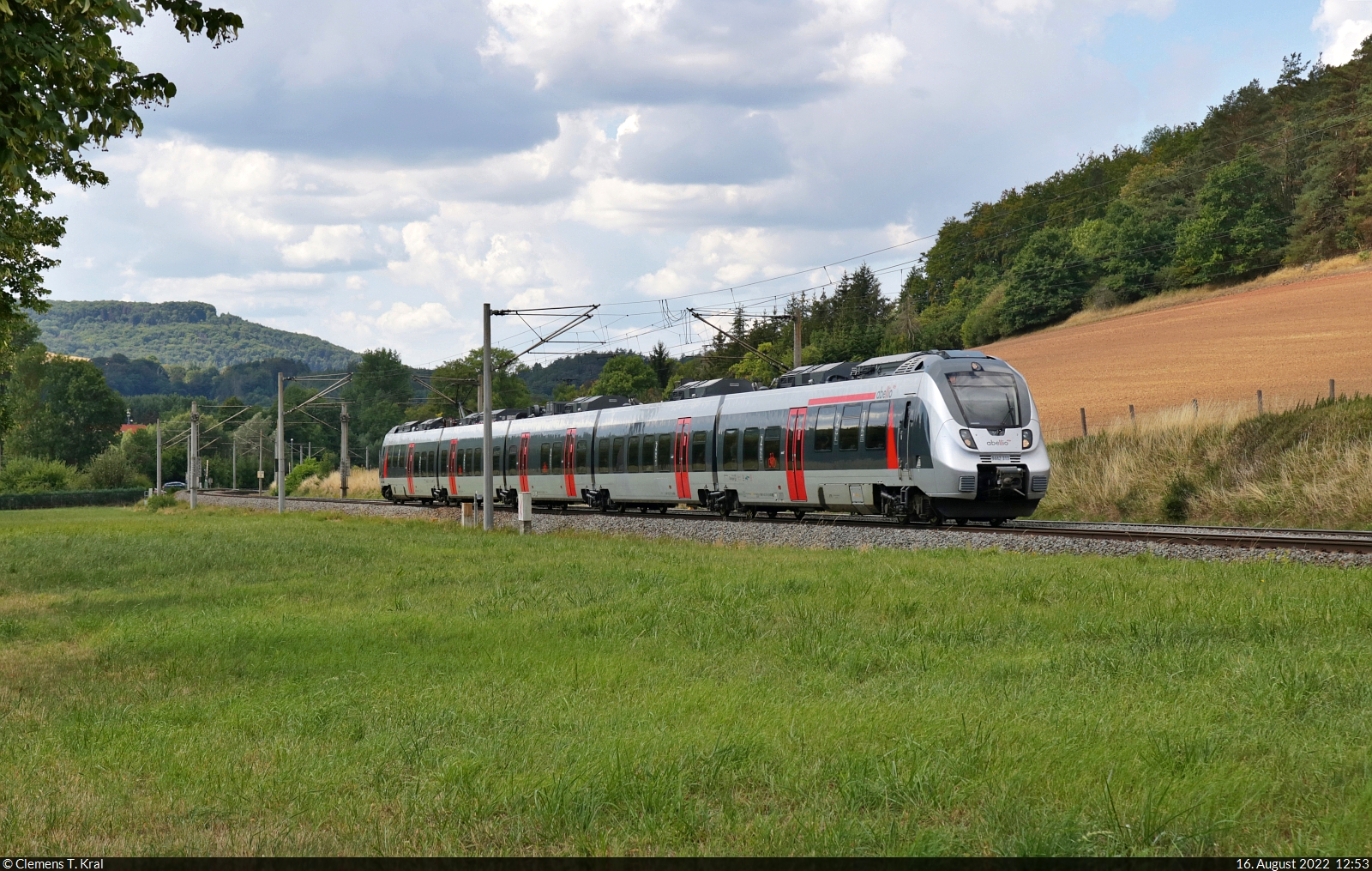 Mit dem Fahrrad von Kassel nach Halle (Saale) | Tag 2 Witzenhausen–Gernrode-Niederorschel
Strecken-km: 158,2

Zwischen Uder und Heilbad Heiligenstadt wurde noch mal angehalten, als 9442 313 (Bombardier Talent 2) durch die grüne Landschaft des Eichsfeldes fährt.

🧰 Abellio Rail Mitteldeutschland GmbH
🚝 RE 74711 (RE9) Kassel-Wilhelmshöhe–Halle(Saale)Hbf
🕓 16.8.2022 | 12:53 Uhr