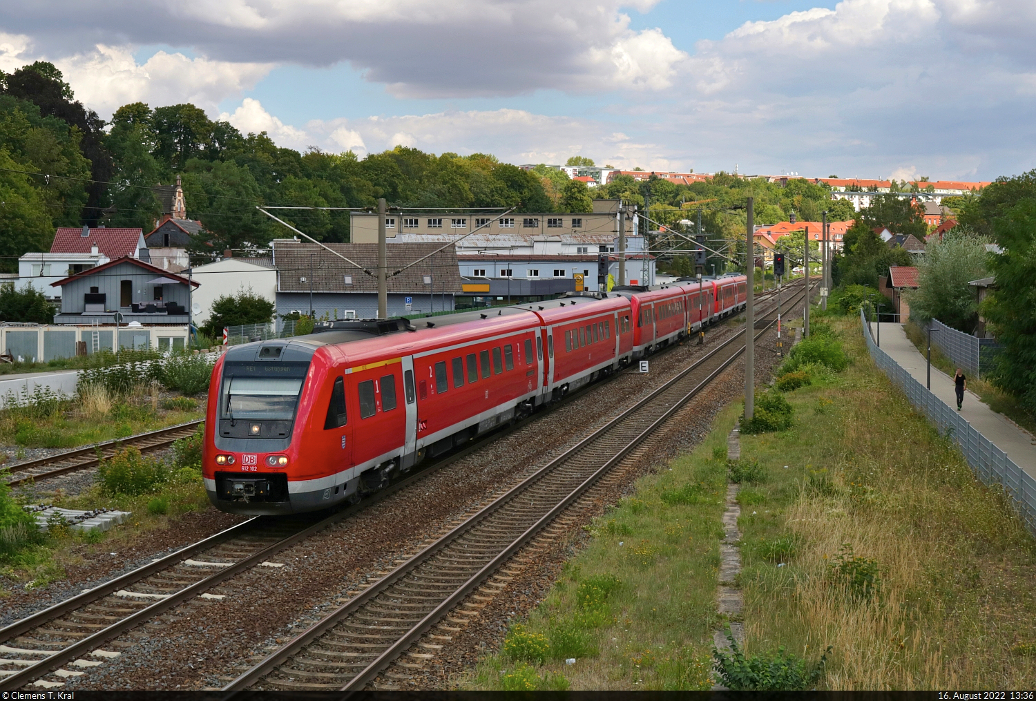 Mit dem Fahrrad von Kassel nach Halle (Saale) | Tag 2 Witzenhausen–Gernrode-Niederorschel
Strecken-km: 155,1

Neigezug-Trio, angeführt von 612 102-3 und am Ende 612 659-2 (Bombardier RegioSwinger), erreicht seinen letzten Unterwegsbahnhof Heilbad Heiligenstadt auf Gleis 1.

🧰 DB Regio Südost
🚝 RE 3658 (RE1) Erfurt Hbf–Göttingen [+5]
🕓 16.8.2022 | 13:36 Uhr