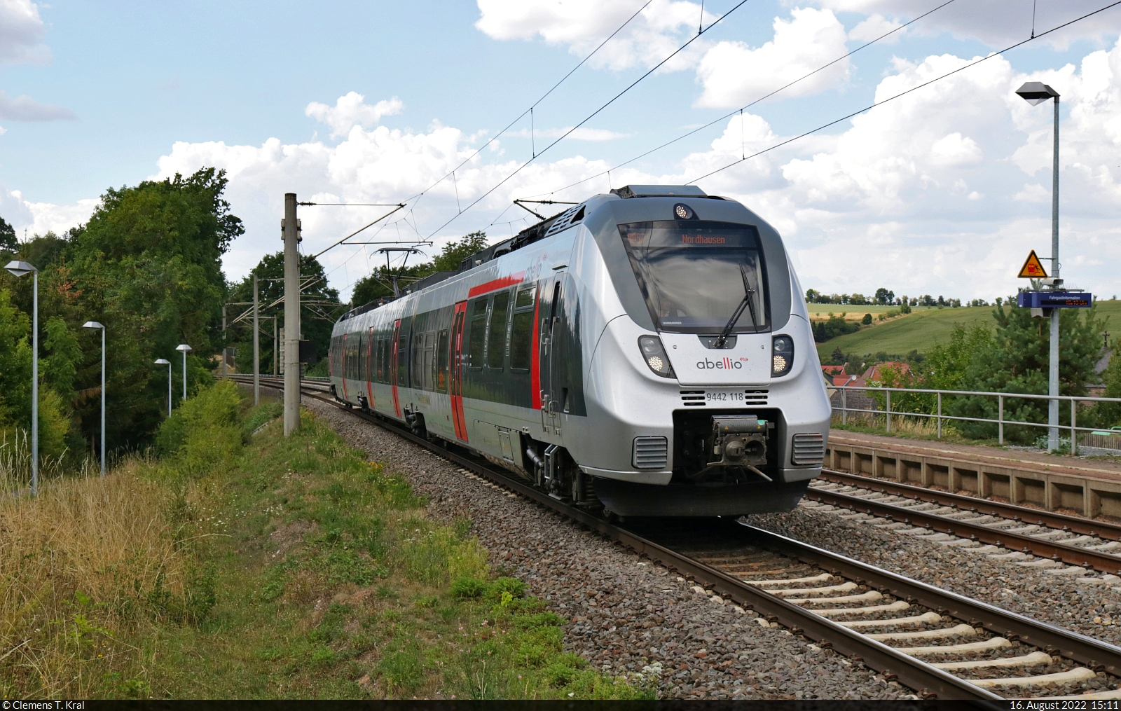 Mit dem Fahrrad von Kassel nach Halle (Saale) | Tag 2 Witzenhausen–Gernrode-Niederorschel
Strecken-km: 146,4

Kurz war die Wendezeit in Heilbad Heiligenstadt für 9442 118 (Bombardier Talent 2), sodass er mir im Hp Wingerode noch einmal begegnet.
Aufgenommen am Ende des Bahnsteigs 2.

🧰 Abellio Rail Mitteldeutschland GmbH
🚝 RB 74815 (RB57) Heilbad Heiligenstadt–Nordhausen
🕓 16.8.2022 | 15:11 Uhr