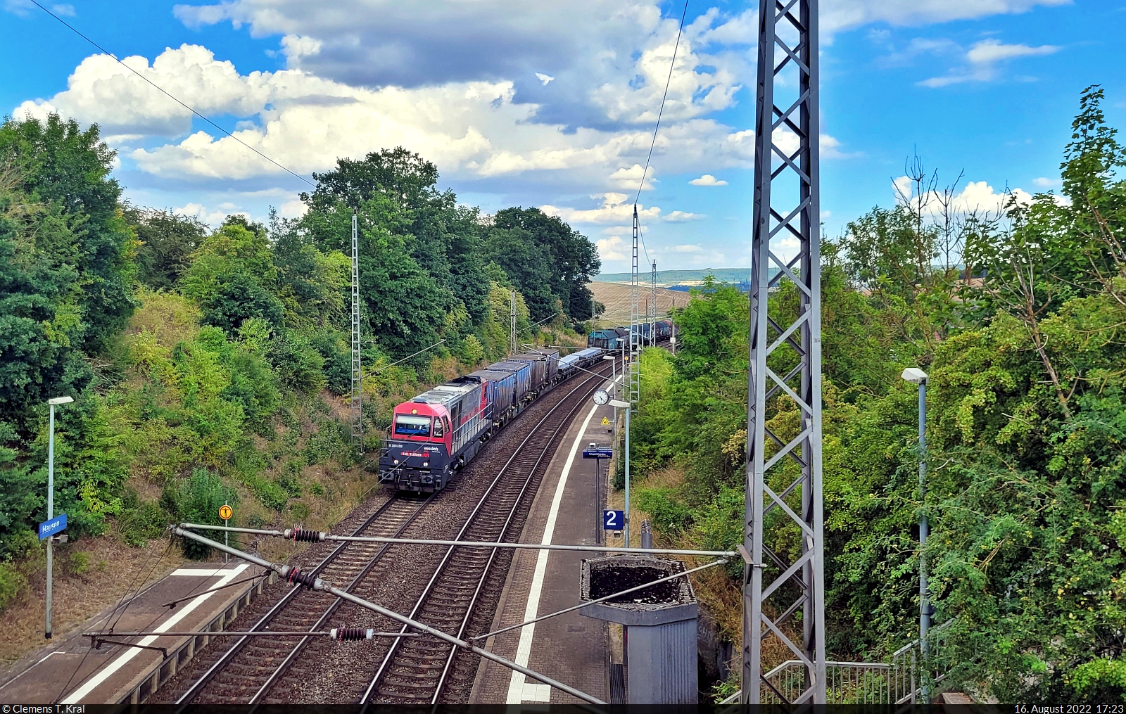 Mit dem Fahrrad von Kassel nach Halle (Saale) | Tag 2 Witzenhausen–Gernrode-Niederorschel
Strecken-km: 135,6

Nach einem längeren Zwischenhalt in Leinefelde standen noch zwei kleine Orte auf dem Plan. Prompt bei der Ankunft im Hp Hausen(Eichsfeld) erstaunte der mit einigen Stunden Verspätung verkehrende Aluminiumzug aus dem Novelis-Werk Nachterstedt Richtung Göttingen über Hettstedt, Nordhausen und Eichenberg. So konnte gerade noch das Smartphone gezückt werden, als das seit diesem Juli sehr interessant gewordene Gespann mit Zuglok 273 107-3 (Lok 2104 | Vossloh G 2000 BB) unterhalb der Bahnhofstraße vorüberdröhnt.

🧰 Alpha Trains Belgium NV/SA, vermietet an HappyTrain Fleet Services B.V. (HTFS), im Einsatz für Independent Rail Partner B.V. (IRP)/Lineas Group nv/sa
🕓 16.8.2022 | 17:23 Uhr