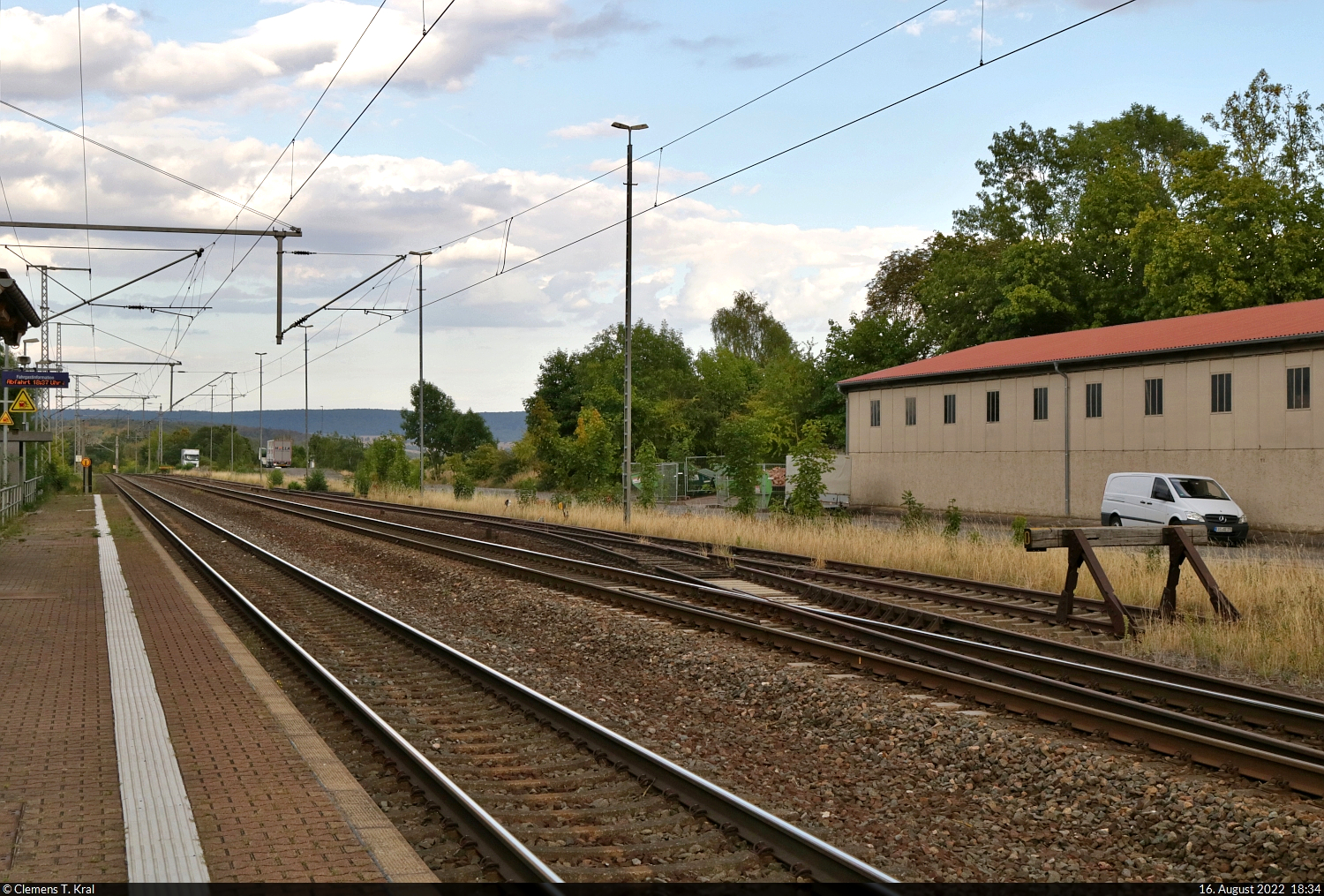 Mit dem Fahrrad von Kassel nach Halle (Saale) | Tag 2 Witzenhausen–Gernrode-Niederorschel
Strecken-km: 132,8

Östlich von Leinefelde präsentiert sich die Infrastruktur der Halle-Kasseler Bahn noch sehr  reichsbahntypisch . Diese Aufnahme zeigt den Hp Gernrode-Niederorschel. Er liegt zwischen den Gemeinden Gernrode und Niederorschel im Eichsfeld und trug bis 2007 nur den Namen  Niederorschel  aufgrund von Verwechslungen mit dem Quedlinburger Ortsteil Gernrode im Harz. Früher befand sich hier noch ein Gleisanschluss. Dieser wurde allerdings hinter der Weiche gekappt.
An dieser Betriebsstelle ist für heute Schluss. Noch gute fünf Kilometer müssen dann noch zu einem kleinen Campingplatz in Rüdigershagen zurückgelegt werden.

🕓 16.8.2022 | 18:34 Uhr