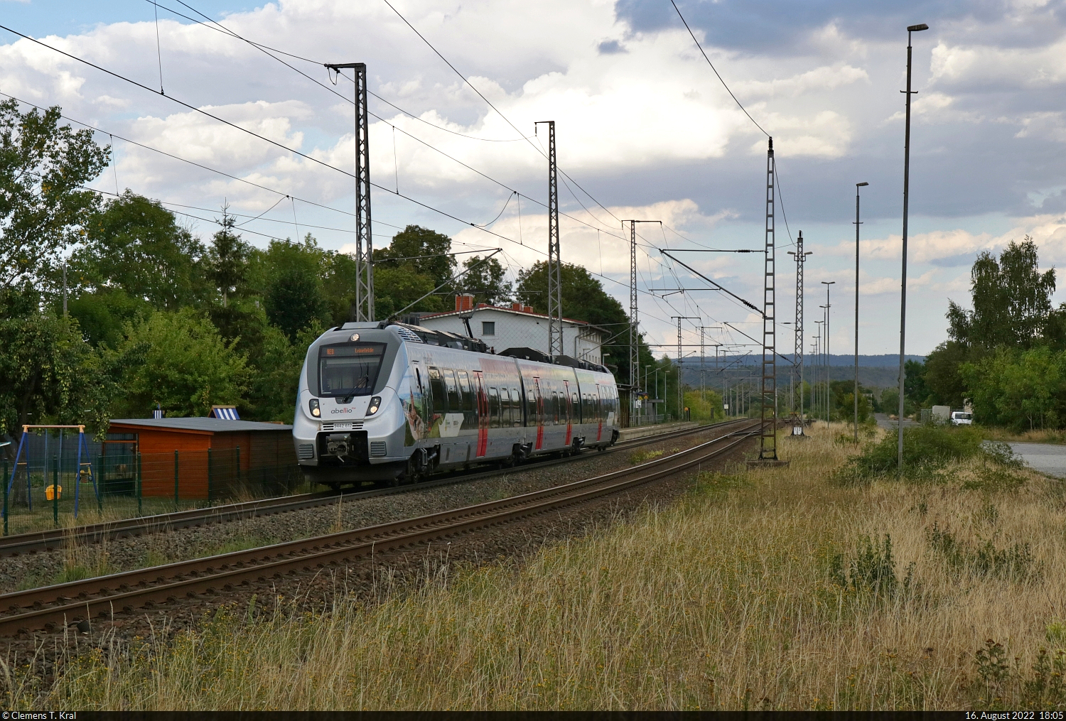 Mit dem Fahrrad von Kassel nach Halle (Saale) | Tag 2 Witzenhausen–Gernrode-Niederorschel
Strecken-km: 133,0

Und wieder einmal hamstert der mit regionaler Seitenwerbung versehene 9442 612 (Bombardier Talent 2) am Bahnfreund vorbei – diesmal an der Bahnhofstraße in Gernrode-Niederorschel. Zu seinem Zielbahnhof Leinefelde ist es nicht mehr weit.
Die Masten mussten offenbar schon ein paar Windstöße aushalten.

🧰 Abellio Rail Mitteldeutschland GmbH
🚝 RE 74730 (RE8) Halle(Saale)Hbf–Leinefelde [+25]
🕓 16.8.2022 | 18:05 Uhr