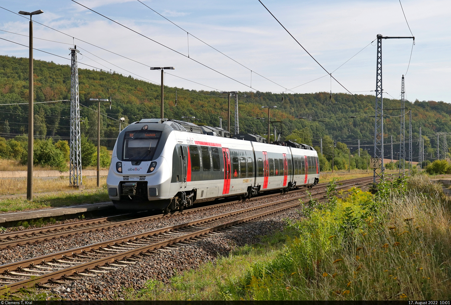 Mit dem Fahrrad von Kassel nach Halle (Saale) | Tag 3 Bernterode–Görsbach
Strecken-km: 127,5

9442 116 (Bombardier Talent 2) durchfährt den Bahnhof Bernterode auf Gleis 2. Die immer wieder zu beobachtende Verspätung der Expresse liegt an etlichen Gleislage- und Schwellenproblemen und dadurch der allgemeinen Überlastung der Strecke.

🧰 Abellio Rail Mitteldeutschland GmbH
🚝 RE 74722 (RE8) Halle(Saale)Hbf–Leinefelde [+20]
🕓 17.8.2022 | 10:01 Uhr