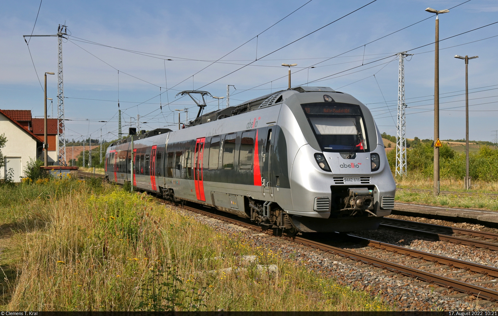Mit dem Fahrrad von Kassel nach Halle (Saale) | Tag 3 Bernterode–Görsbach
Strecken-km: 127,5

Im Eiltempo hat 9442 616 (Bombardier Talent 2) in Leinefelde gewendet und fährt nun fast ohne Verspätung nach Halle (Saale) zurück.

🧰 Abellio Rail Mitteldeutschland GmbH
🚝 RE 74729 (RE8) Leinefelde–Halle(Saale)Hbf
🕓 17.8.2022 | 10:21 Uhr