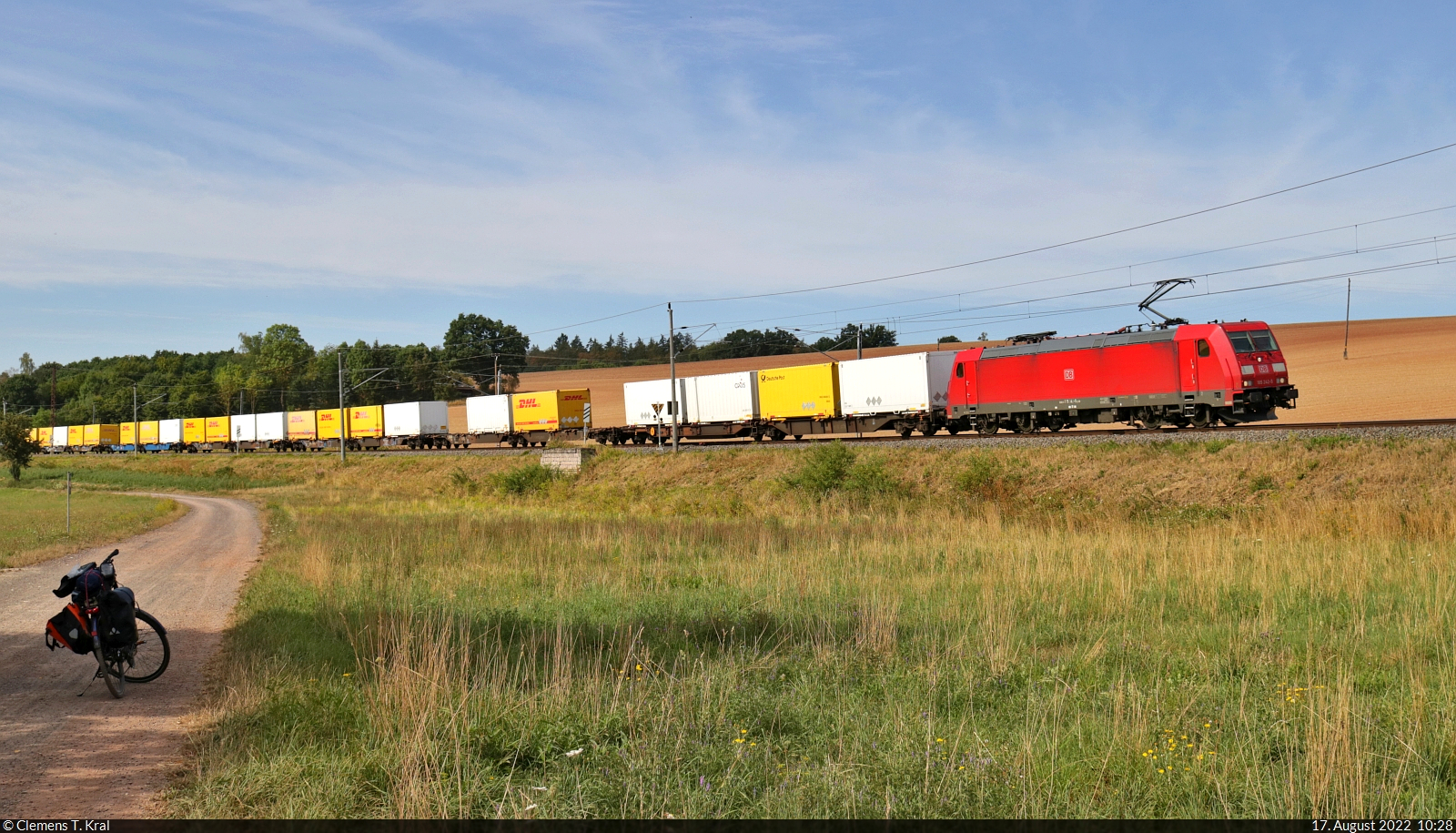Mit dem Fahrrad von Kassel nach Halle (Saale) | Tag 3 Bernterode–Görsbach
Strecken-km: 128,8

Bei der Erkundung der Strecke westlich von Bernterode nimmt mir 185 242-5 kurzerhand die weitere Standortsuche ab. Mit Containern der Deutsche Post DHL Group eilt sie Richtung Halle (Saale). Da der Zug bereits den zweiten Tag infolge um diese Zeit zu sehen war, muss er regelmäßig verkehren.

🧰 DB Cargo
🕓 17.8.2022 | 10:28 Uhr