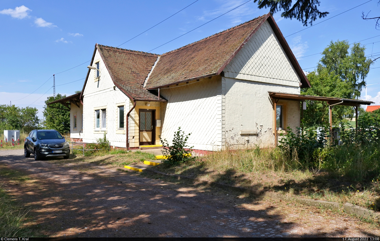 Mit dem Fahrrad von Kassel nach Halle (Saale) | Tag 3 Bernterode–Görsbach
Strecken-km: 111,5

Wipperdorf: Ein Bahn-Kleinod, das seinesgleichen sucht. Der Haltepunkt liegt eher im Ortsteil Pustleben und dient als Blockstelle. Der Fahrdienstleiter wacht in diesem Häuschen über den Zugverkehr und bedient auch einen Bahnübergang. Im Jahr 1974 wurde die Technik auf Relais der Bauart  GS II DR  umgerüstet.

🕓 17.8.2022 | 13:08 Uhr