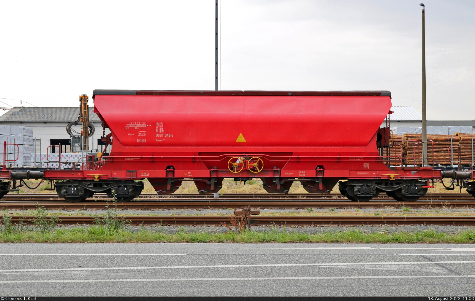 Mit dem Fahrrad von Kassel nach Halle (Saale) | Tag 4 Berga-Kelbra–Riestedt
Güterverladung in Rottleberode

Einer von etlichen vierachsigen Schüttgutwagen mit schlagartiger Schwerkraft-Mittenentladung und mit der Bezeichnung  Tanoos <sup>896</sup>  (31 80 0691 048-9 D-DB), eingesetzt für den Gips-Transport im Bahnhof Rottleberode Süd.

🧰 DB Cargo
🕓 18.8.2022 | 11:03 Uhr