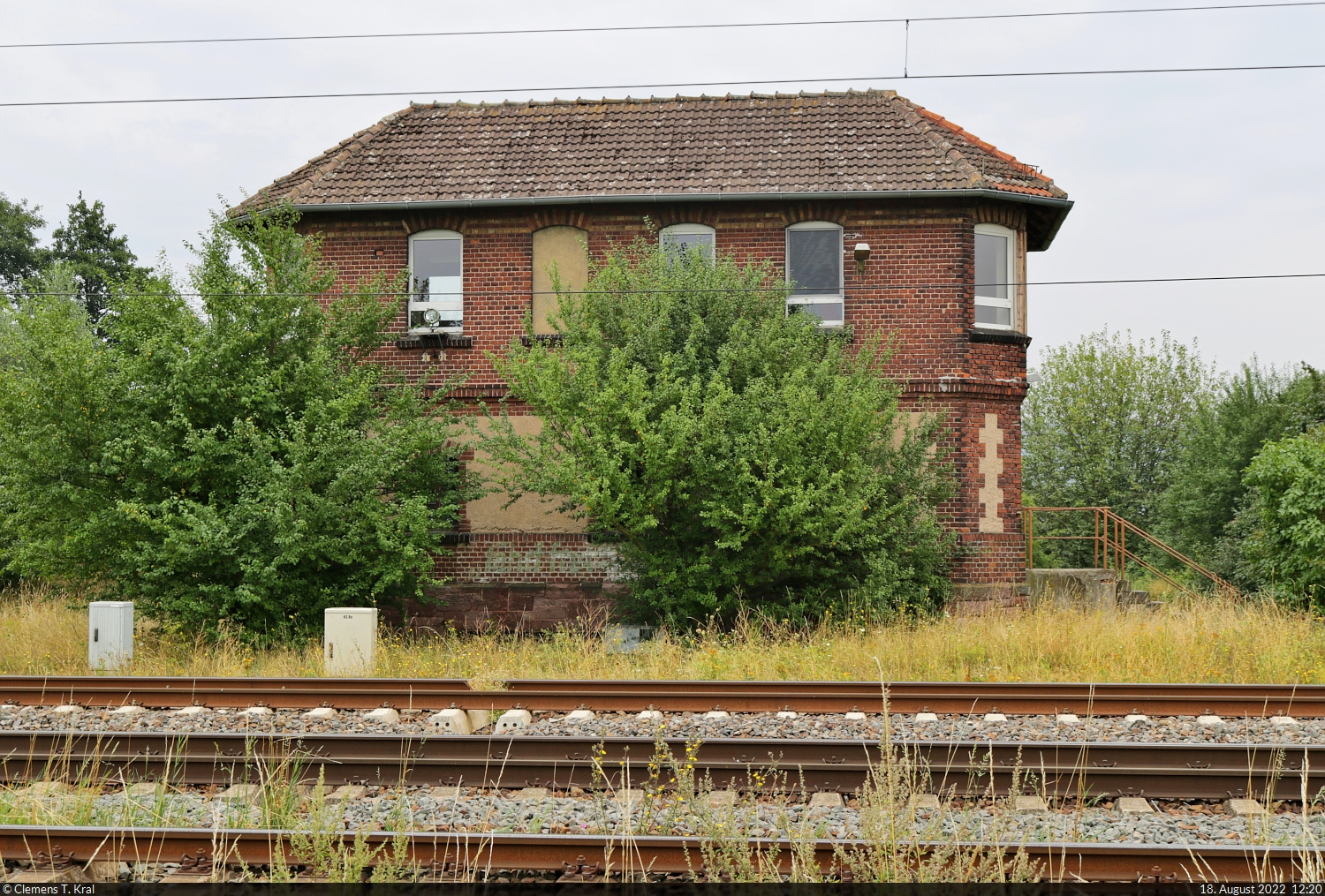 Mit dem Fahrrad von Kassel nach Halle (Saale) | Tag 4 Berga-Kelbra–Riestedt
Strecken-km: 78,8

Wächst nun zu: das ehemalige Weichenwärter-Stellwerk  Bo  im Bahnhof Berga-Kelbra. Mit der Konzentration der gesamten Technik beim Fahrdienstleiter ging das Stellwerk am 27.8.2021 vom Netz. Es beherbergte einen mechanischen Wechselstromblock ( Einheit Mw ) und eine Relais-Anlage der Bauart  GS II DR .

🕓 18.8.2022 | 12:20 Uhr