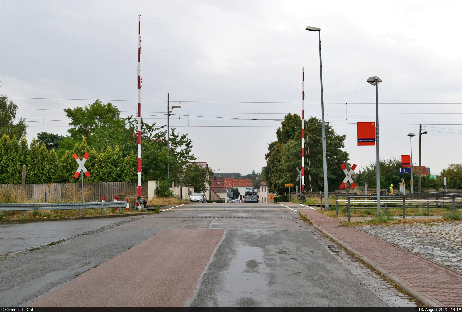 Mit dem Fahrrad von Kassel nach Halle (Saale) | Tag 4 Berga-Kelbra–Riestedt
Strecken-km: 65,8

Mit schnellen Tritten geht es auf Sangerhausen zu. Doch zuvor wird noch die Blockstelle Wallhausen(Helme) besichtigt. Der Bahnübergang besitzt noch alte Schrankenbäume.

🕓 18.8.2022 | 14:19 Uhr