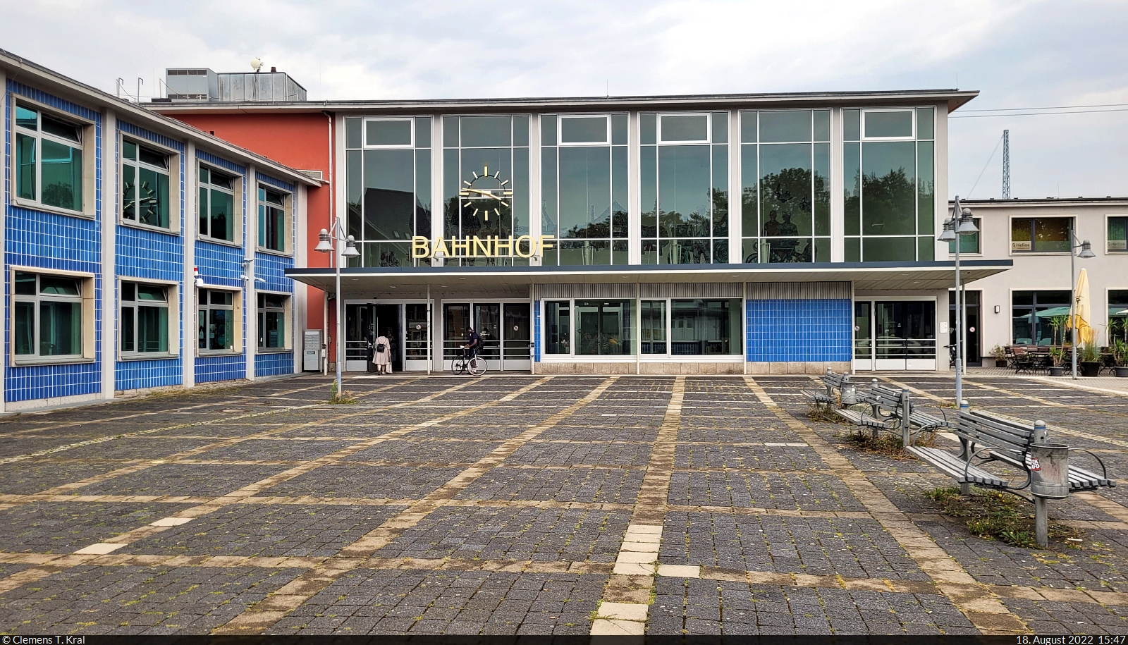 Mit dem Fahrrad von Kassel nach Halle (Saale) | Tag 4 Berga-Kelbra–Riestedt
Strecken-km: 59,2

Trotz seines DDR-Charmes wirkt das 1963 errichtete Empfangsgebäude von Sangerhausen modern und einladend. Von 2014 bis 2016 wurde der Bahnhof – abgesehen von den Gleisanlagen – umfassend saniert.

🕓 18.8.2022 | 15:47 Uhr