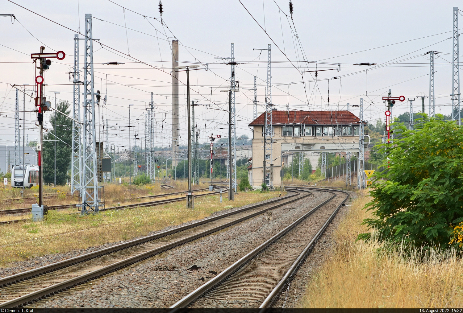 Mit dem Fahrrad von Kassel nach Halle (Saale) | Tag 4 Berga-Kelbra–Riestedt
Strecken-km: 59,2

Der Bahnhof Sangerhausen ist noch mit Formsignalen und elektromechanischer Stellwerkstechnik ausgestattet. An der westlichen Ausfahrt Richtung Erfurt (KBS 595) und Nordhausen steht für den Fahrdienstleiter das Brückenstellwerk  Sb  der Bauart  Siemens&Halske  von 1912 mit neuer Farbscheibenanordnung. In diesem Sommer sorgte es für Schlagzeilen, weil es mehrmals nicht besetzt werden konnte und dadurch der gesamte Zugverkehr zum Erliegen kam.
Der Vollständigkeit halber sei noch das Weichenwärter-Stellwerk  So  im Ostteil des Bahnhofs erwähnt, das sich aber noch suboptimaler dokumentieren ließ.
Tele-Aufnahme am Ende des Bahnsteigs 4/5.

🕓 18.8.2022 | 15:32 Uhr