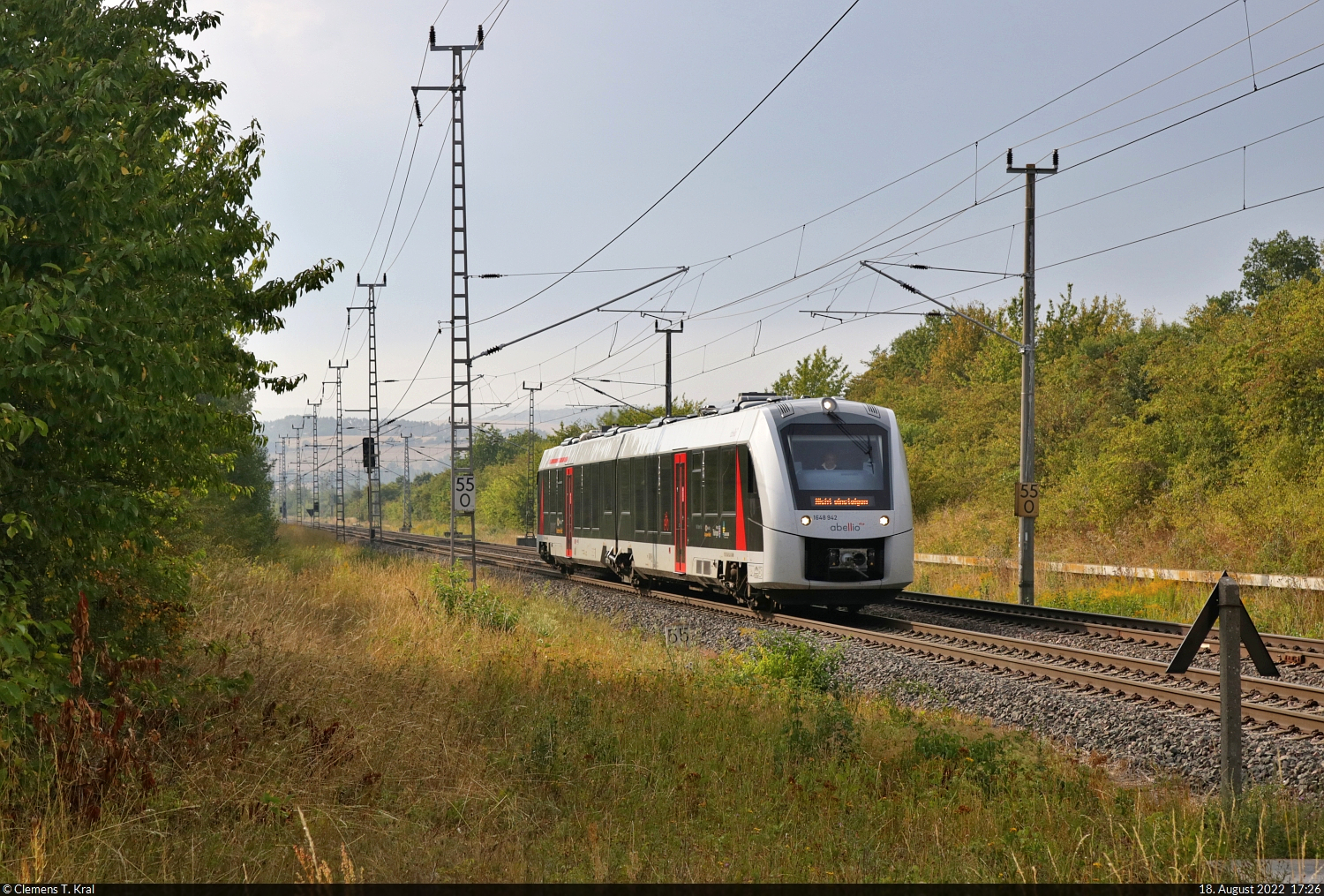 Mit dem Fahrrad von Kassel nach Halle (Saale) | Tag 4 Berga-Kelbra–Riestedt
Strecken-km: 54,9

1648 942-8 (Alstom Coradia LINT 41) ist als Leerfahrt an der Blockstelle Steinberg Richtung Blankenheim(Sangerhausen) unterwegs.

🧰 Abellio Rail Mitteldeutschland GmbH
🕓 18.8.2022 | 17:26 Uhr