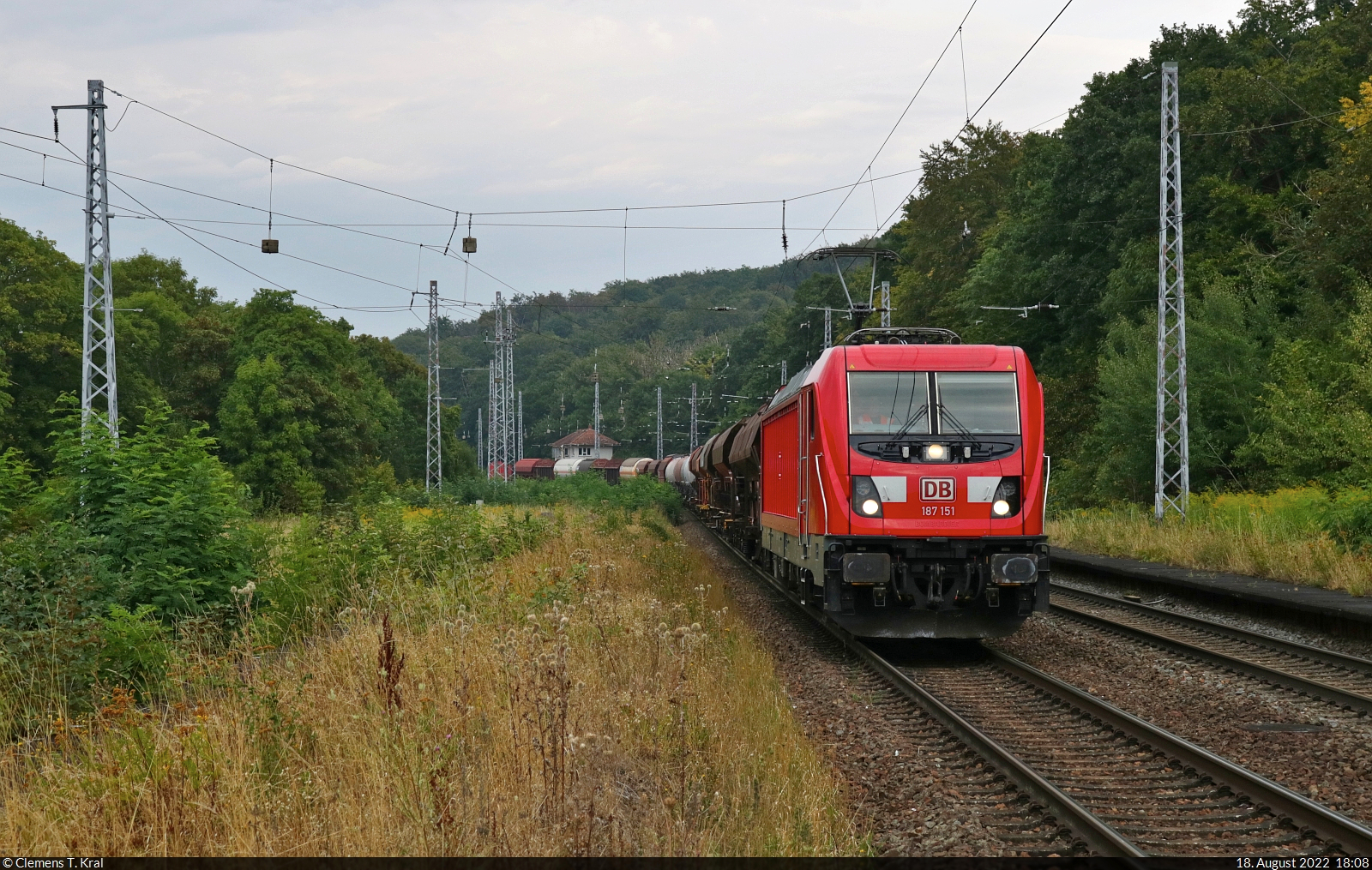 Mit dem Fahrrad von Kassel nach Halle (Saale) | Tag 4 Berga-Kelbra–Riestedt
Strecken-km: 52,6

Gemischter Gz mit 187 151-6 schleicht im Bahnhof Riestedt an das rote Signal von Gleis 2 heran, da der vorausfahrende RE9 erst den Bahnhof Sangerhausen verlassen muss.
Im Hintergrund steht das Fahrdienstleiter-Stellwerk  Rof , das leider nicht legal erreichbar ist. Ich stehe am Bahnsteigende.

🧰 DB Cargo
🕓 18.8.2022 | 18:08 Uhr