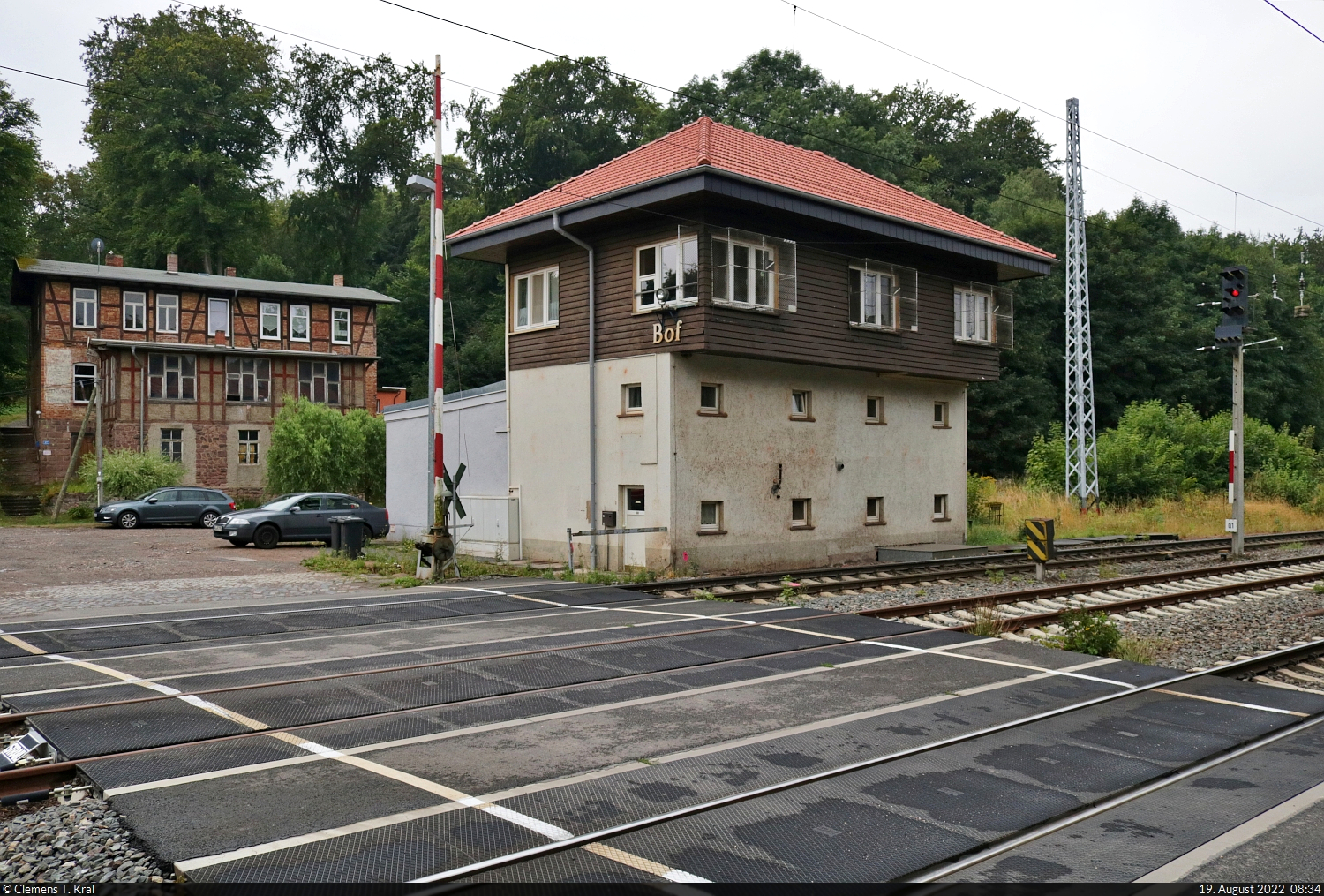 Mit dem Fahrrad von Kassel nach Halle (Saale) | Tag 5 Blankenheim–Zscherben
Strecken-km: 48,4

Guten Morgen aus Blankenheim(Sangerhausen)! Entgegen befürchteter Regenmassen blieb die Nacht weitgehend trocken, wenngleich auch der letzte Tag grau bleiben soll. Das hält den geneigten Bahnfreund aber nicht von Fotos dieser mehr als spannenden Betriebsstelle ab.
Der Bahnhof Blankenheim bildet zwischen Halle (Saale) und Sangerhausen den Scheitelpunkt der Strecke. Er teilt sich auf in die Bahnhofsteile  Trennung  – dort zweigt die  Kanonenbahn  (6118) Richtung Sandersleben(Anh) ab – und  Kreis  – hier zu sehen und für Passagiere zugänglich. Zwischen beiden Bahnhofsteilen befindet sich auch der einzige Tunnel der Halle-Kasseler Bahn. Güterzüge mussten früher über die  Blankenheimer Rampe  nachgeschoben werden.
Eines der beiden noch aktiven Stellwerke im Bereich Blankenheim ist  Bof . Der Fahrdienstleiter betätigt Weichen, Signale und den Bahnübergang mechanisch ( Einheit Mw ) bzw. mit einem  GS II DR -Pult. Dahinter steht noch ein altes Bahnhäuschen, das wohl u.a. als Ferienwohnung vermietet wird.

🕓 19.8.2022 | 8:34 Uhr