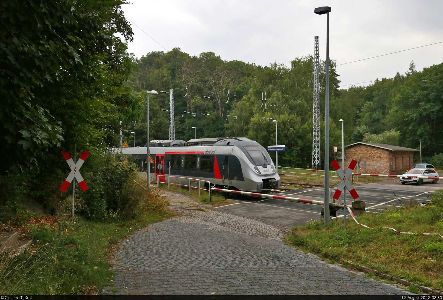 Mit dem Fahrrad von Kassel nach Halle (Saale) | Tag 5 Blankenheim–Zscherben
Strecken-km: 48,4

Abfahrt am Bahnübergang: 9442 107 (Bombardier Talent 2) verlässt den Bahnhof Blankenheim(Sangerhausen) an der mechanisch bedienten Schranke. Planmäßig hätte der Zug hier nicht gehalten.

🧰 Abellio Rail Mitteldeutschland GmbH
🚝 RE 74722 (RE8) Halle(Saale)Hbf–Leinefelde [+10]
🕓 19.8.2022 | 8:50 Uhr