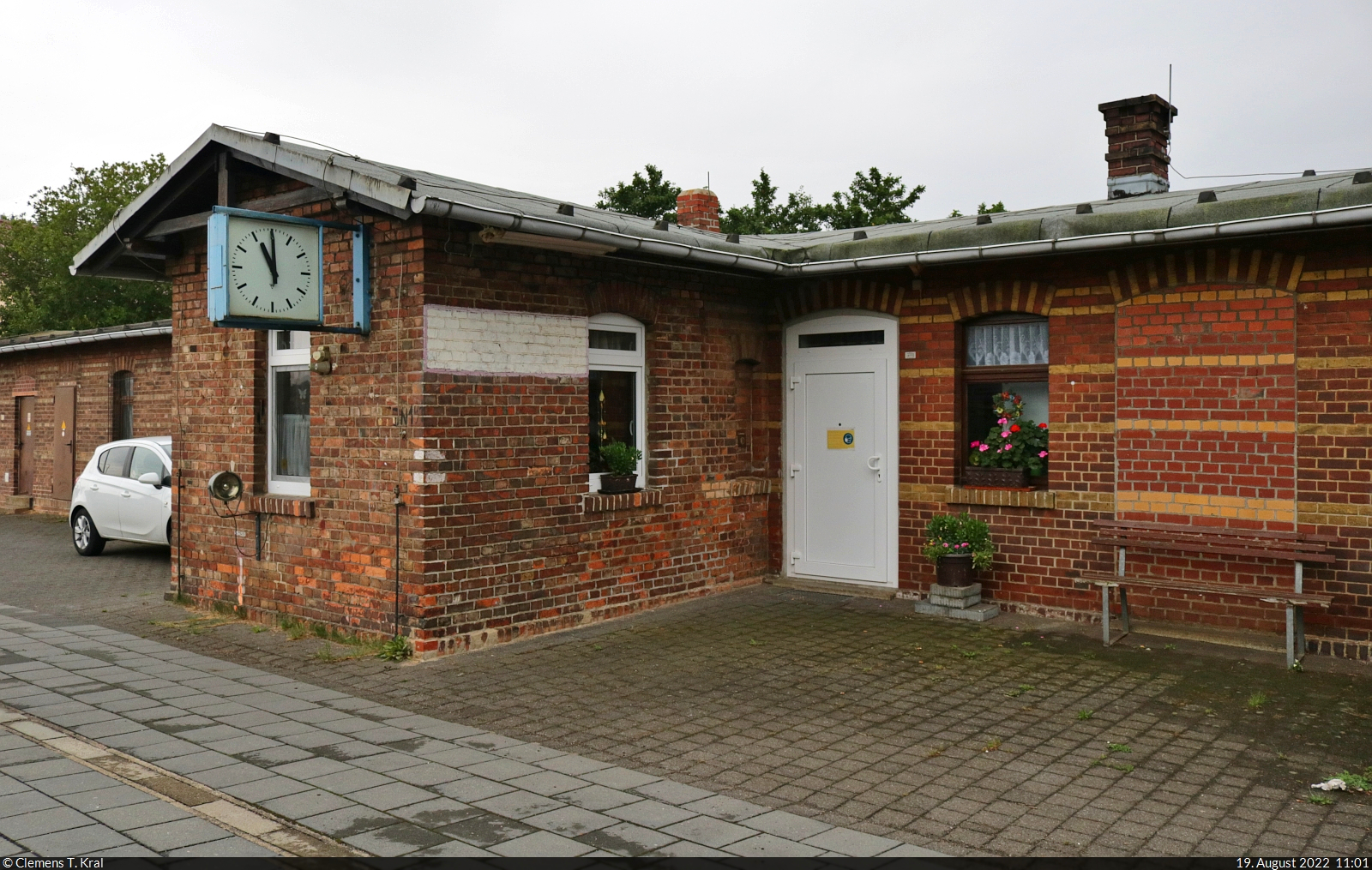 Mit dem Fahrrad von Kassel nach Halle (Saale) | Tag 5 Blankenheim–Zscherben
Strecken-km: 41,5

Die Blockstelle Wolferode ist in diesem Häuschen an Gleis 1 untergebracht und wimmelt nur so von Details, die den Aufenthalt kurzweilig gestalten. Seit 1971 ist sie ein Relais-Stellwerk der Bauart  GS II DR .

🕓 19.8.2022 | 11:01 Uhr