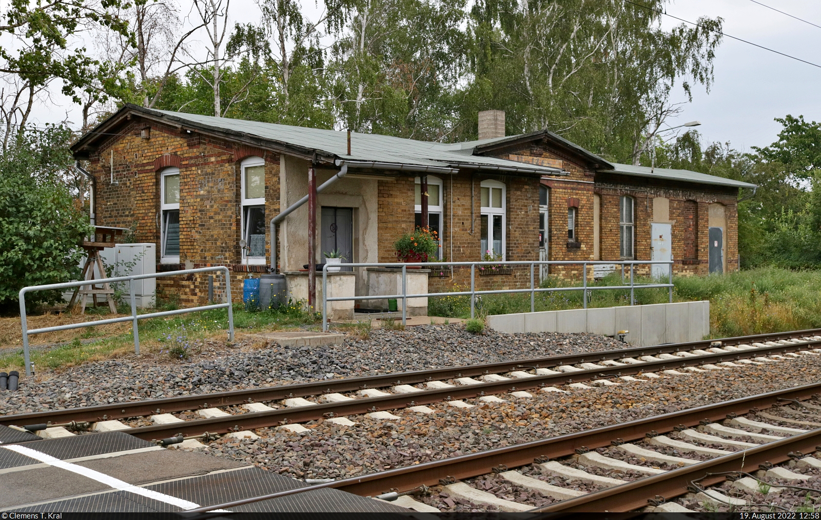 Mit dem Fahrrad von Kassel nach Halle (Saale) | Tag 5 Blankenheim–Zscherben
Strecken-km: 34,5

Helfta hatte einst einen Bahnhof. 1996 erfolgte die Umwandlung zur Blockstelle, später wurde auch der Personenverkehr aufgegeben. Das ehemalige elektromechanische Fahrdienstleiter-Stellwerk  B1  funktioniert heute mit Relais der Bauart  GS II DR .
Das Bild entstand am Bahnübergang Hauptstraße.

🕓 19.8.2022 | 12:58 Uhr